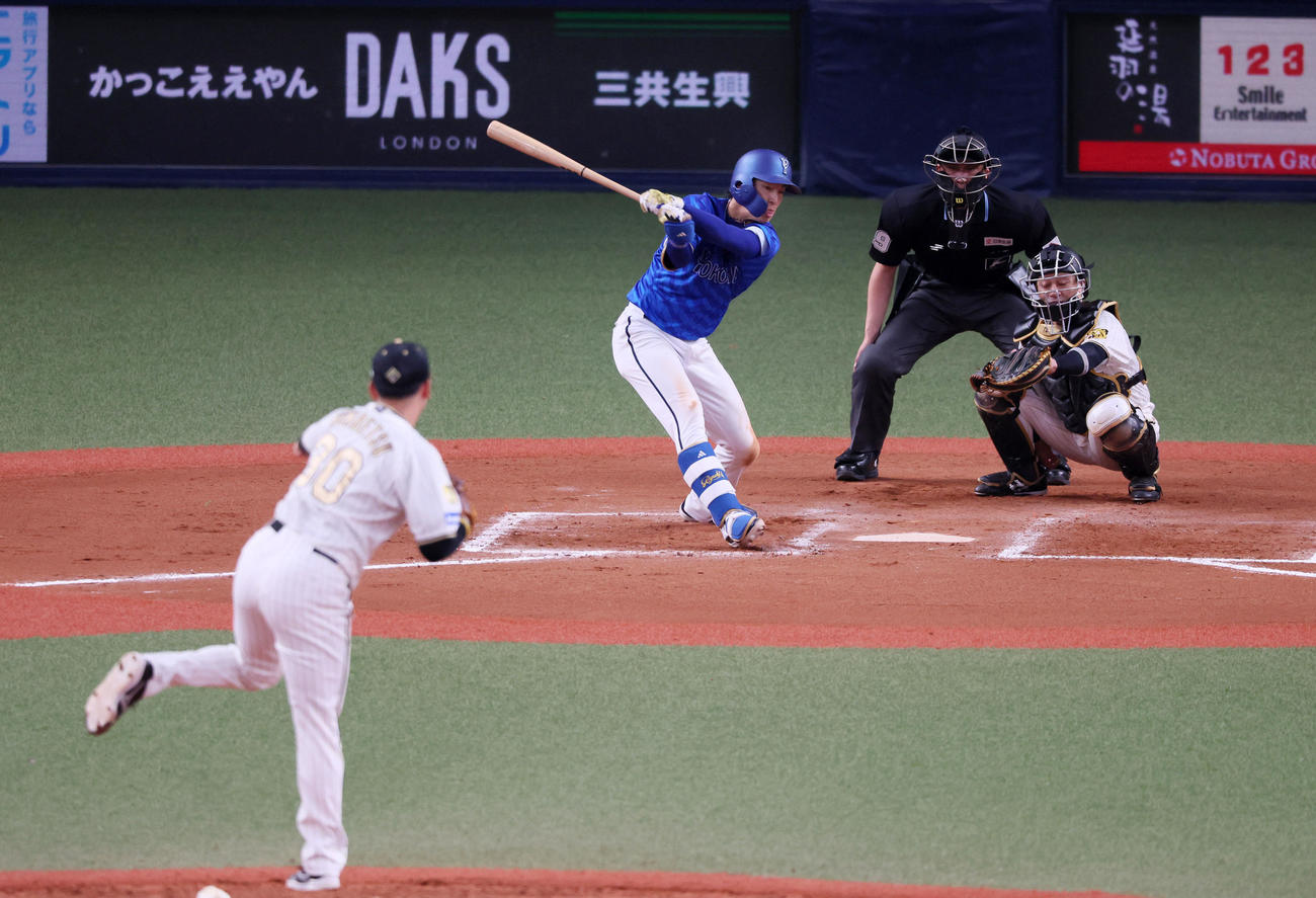 阪神対DeNA 8回表DeNA2死、度会は三振に倒れる。投手は門別（撮影・加藤哉）