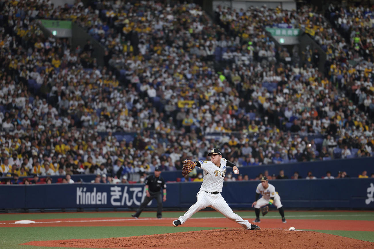 阪神対DeNA　力投する阪神4番手の門別（撮影・前田充）