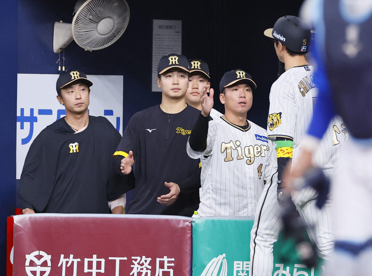 阪神対DeNA 8回裏阪神1死三塁、森下の三ゴロで生還した近本を出迎える（左から）島本、漆原、門別、村上（撮影・藤尾明華）