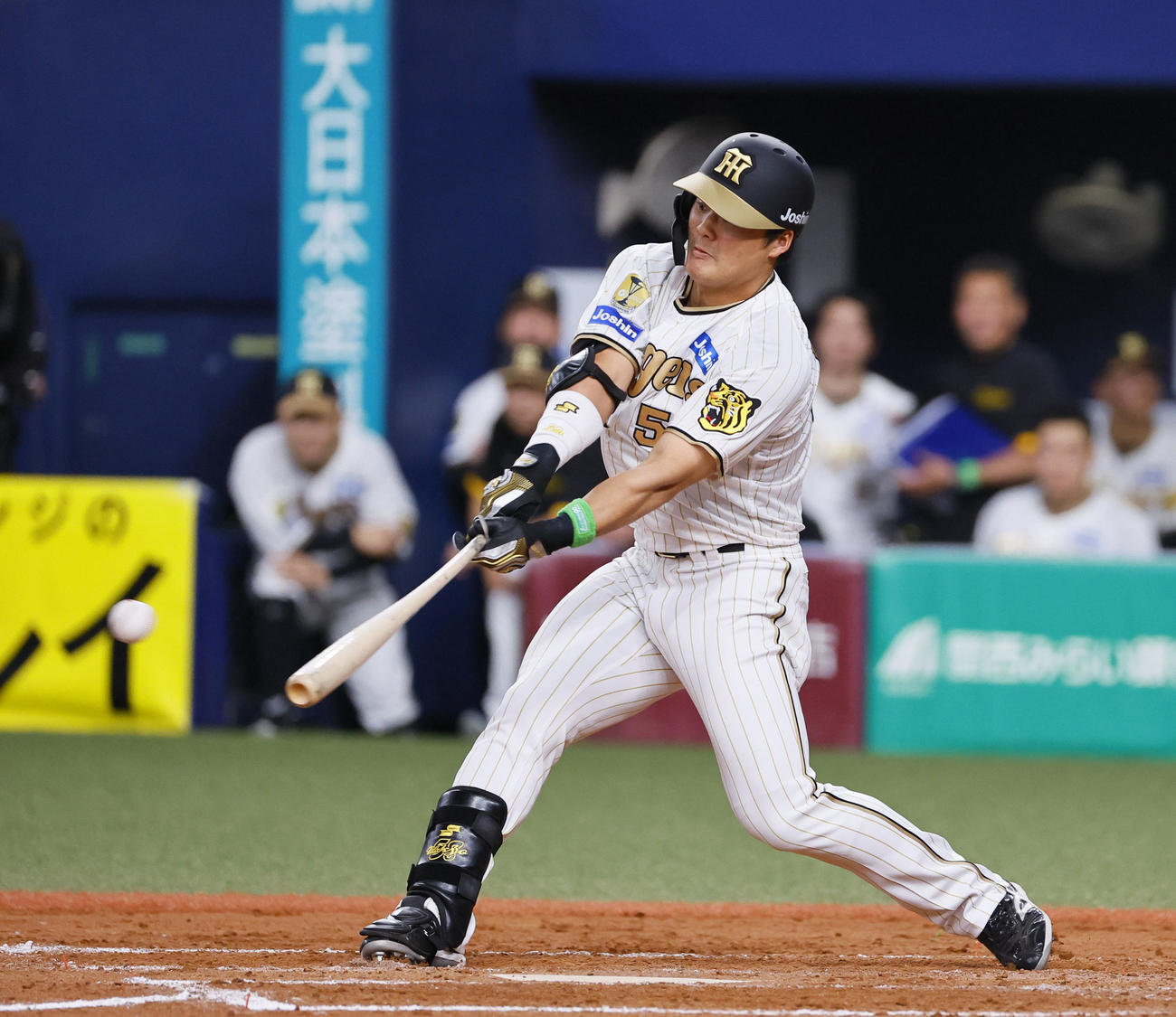 阪神対DeNA 9回裏阪神1死一塁、前川は右前打を放つ（撮影・藤尾明華）