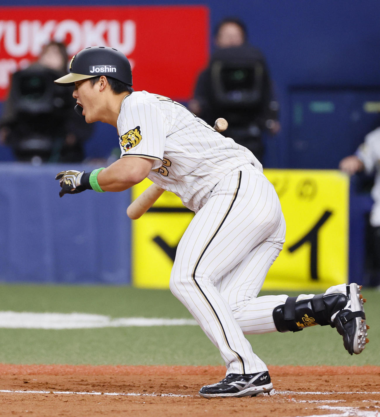 阪神対DeNA 9回裏阪神1死一塁、前川は右前打を放つ（撮影・藤尾明華）
