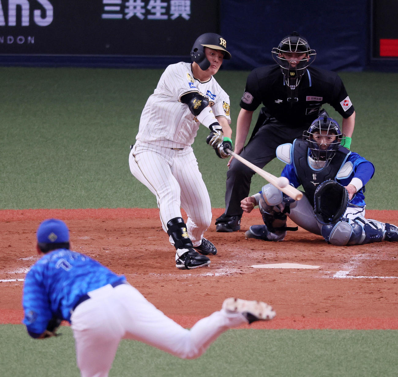 阪神対DeNA 9回裏阪神1死一塁、代打前川は右前打を放つ。投手は山崎（撮影・加藤哉）