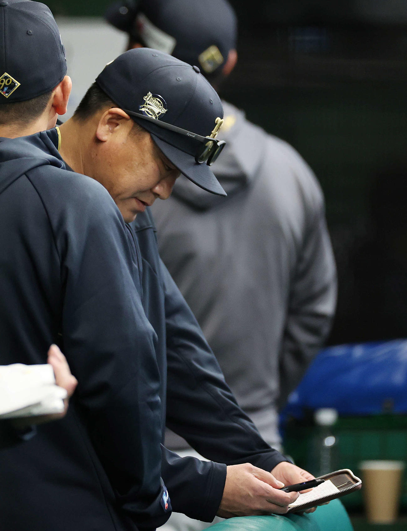 西武対オリックス　9回表、ベンチでメモに目をやる中嶋監督（撮影・河野匠）