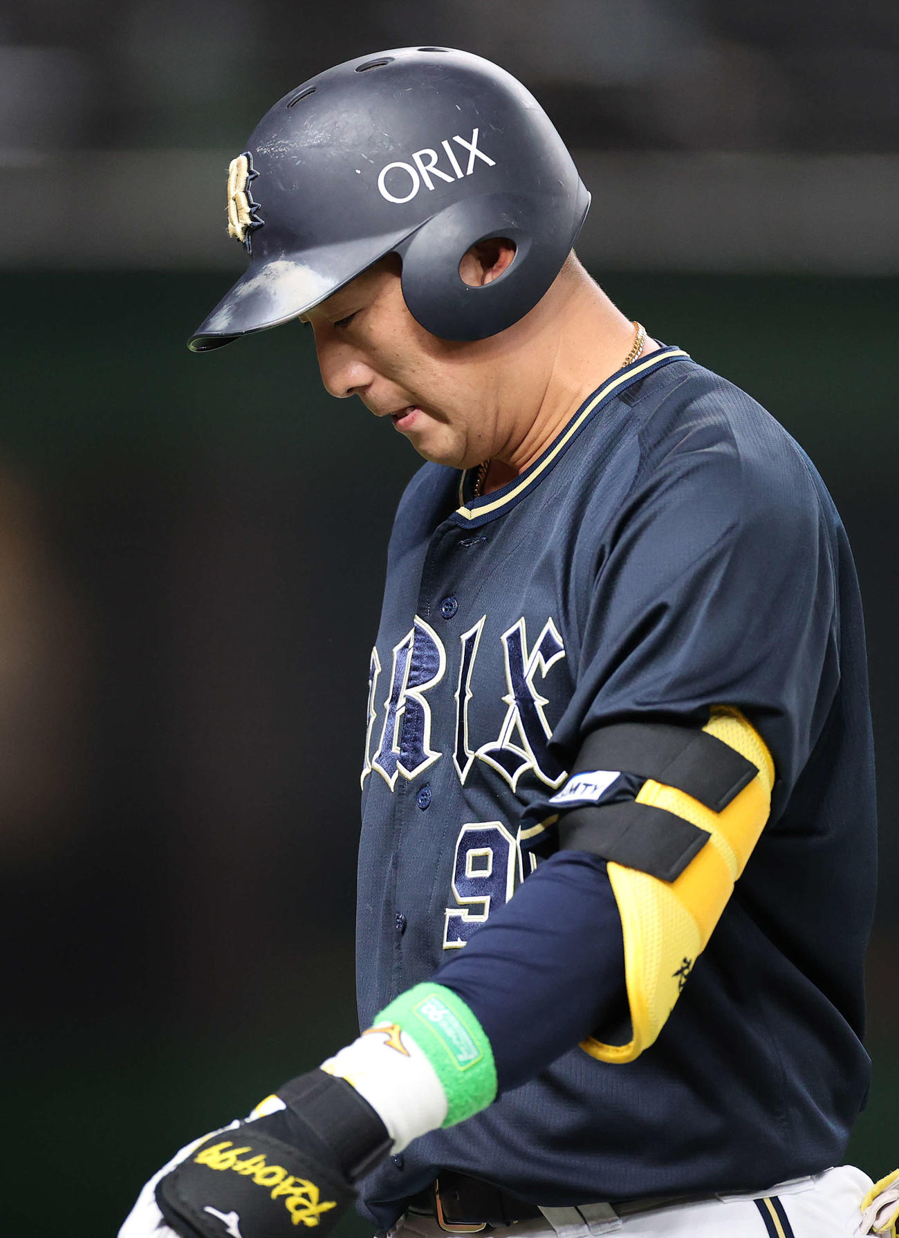 西武対オリックス　8回表オリックス2死一塁、遊直に倒れがっくりと引き揚げる杉本（撮影・河野匠）