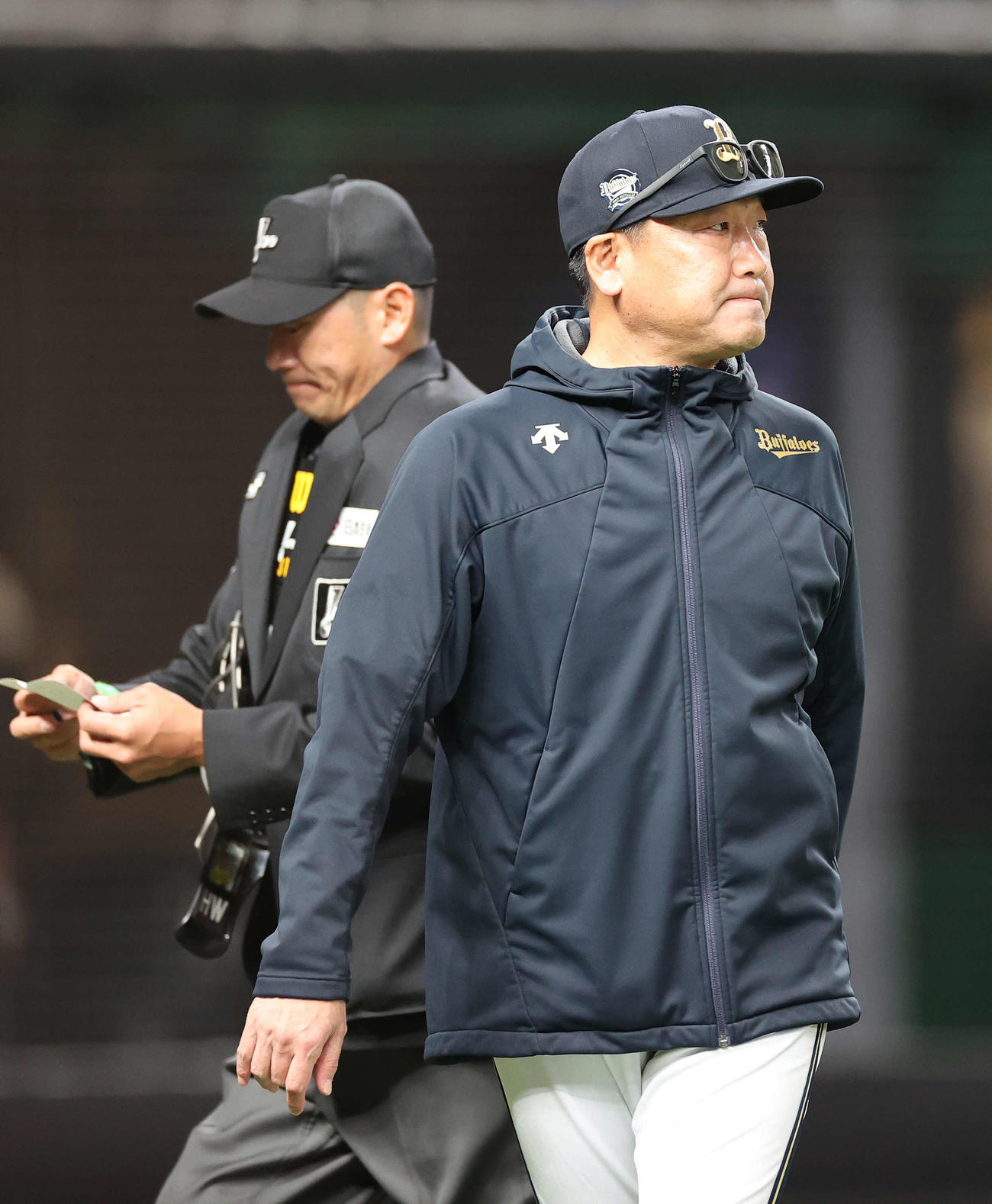 西武対オリックス　6回裏西武2死三塁、投手交代を告げ引き揚げる中嶋監督（撮影・河野匠）