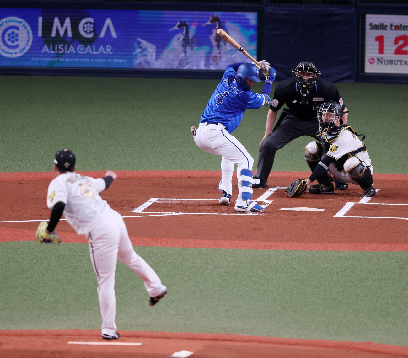 阪神対DeNA 1回表DeNA無死、度会は四球を選び出塁。投手は村上（撮影・加藤哉）