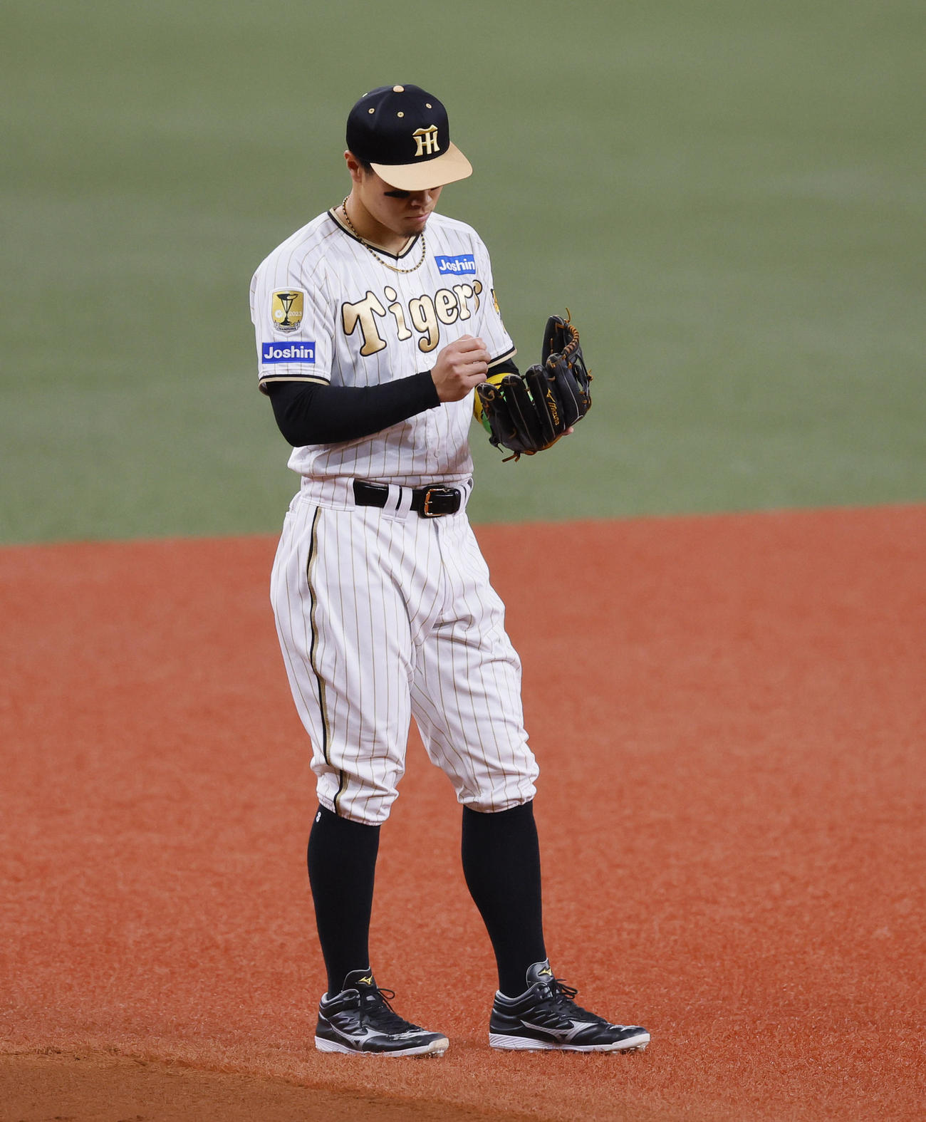 阪神対DeNA 1回表DeNA1死一、三塁、牧秀悟の三ゴロを適時失策した佐藤輝（撮影・藤尾明華）