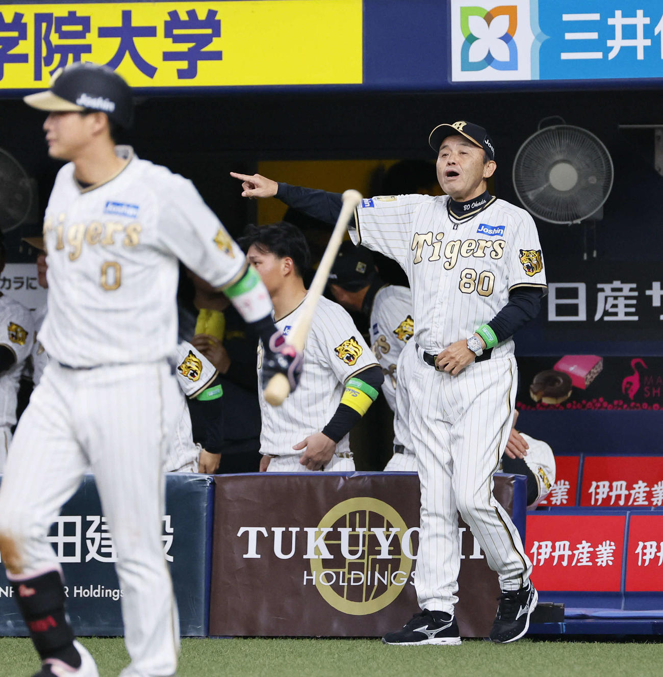 阪神対DeNA 9回裏阪神1死一、二塁、代走を告げる岡田監督（撮影・藤尾明華）