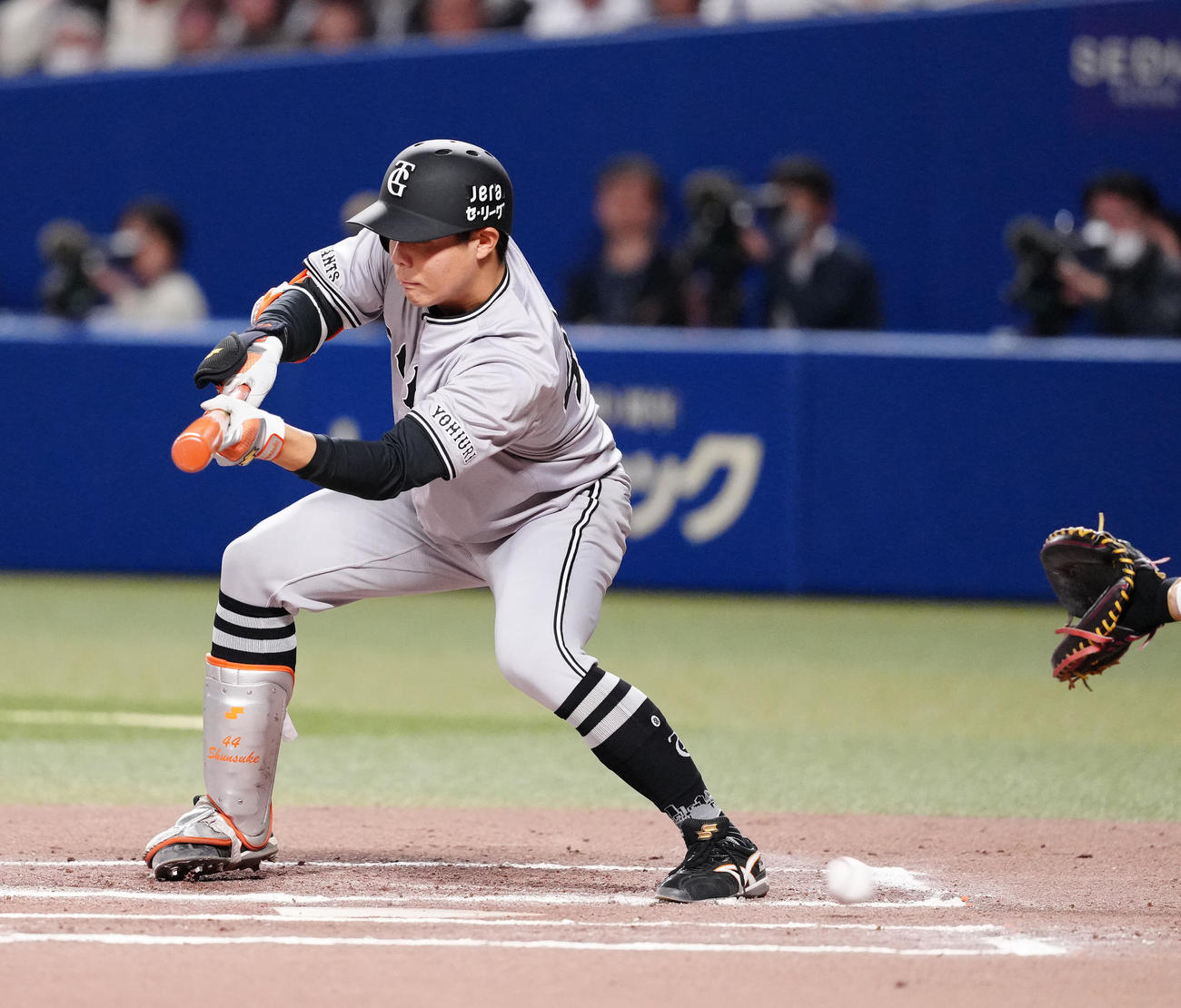中日対巨人　10回表巨人1死一塁、スリーバントで失敗する佐々木（撮影・江口和貴）