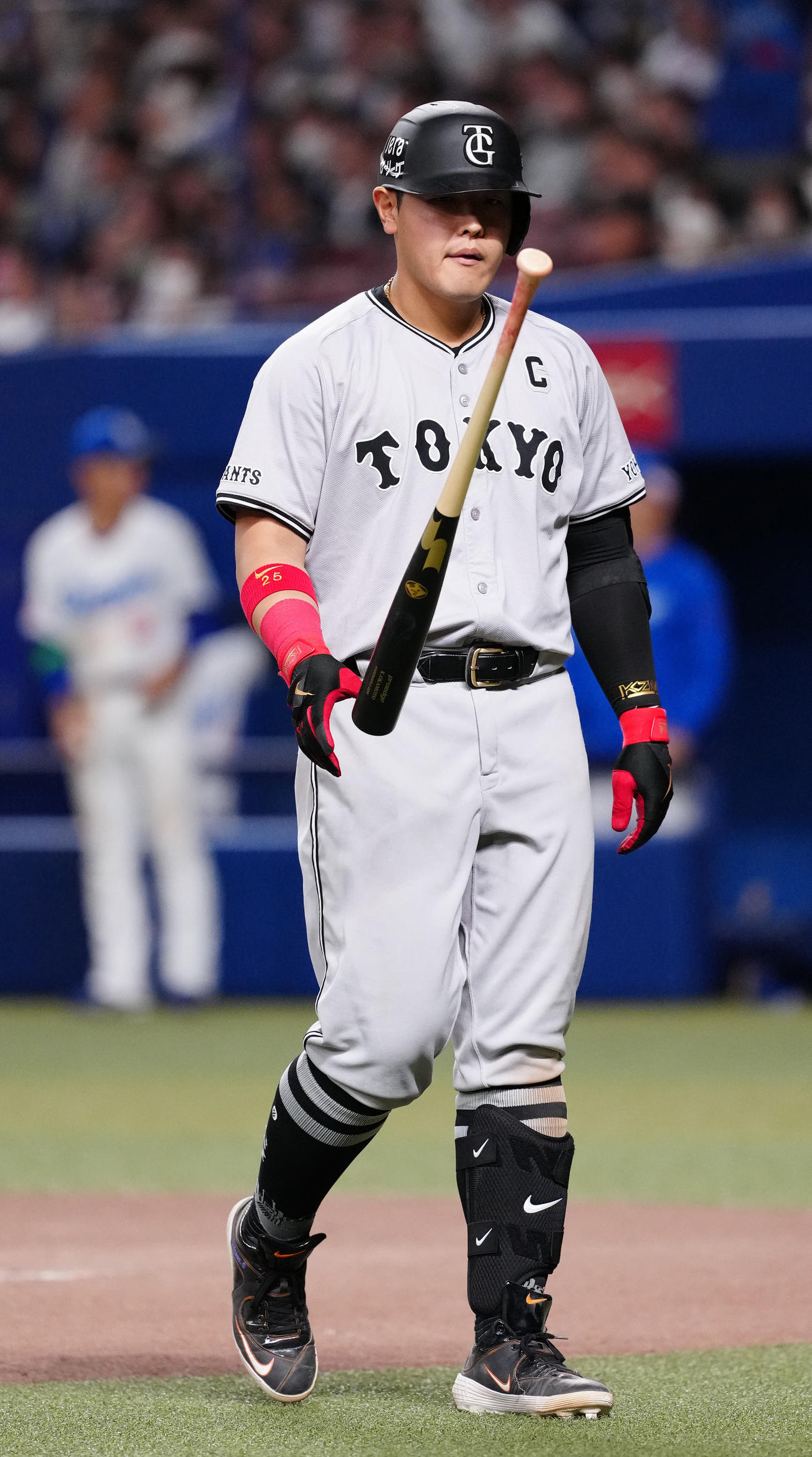 中日対巨人　10回表巨人2死一塁、空振り三振に倒れベンチに引き揚げる岡本和（撮影・江口和貴）