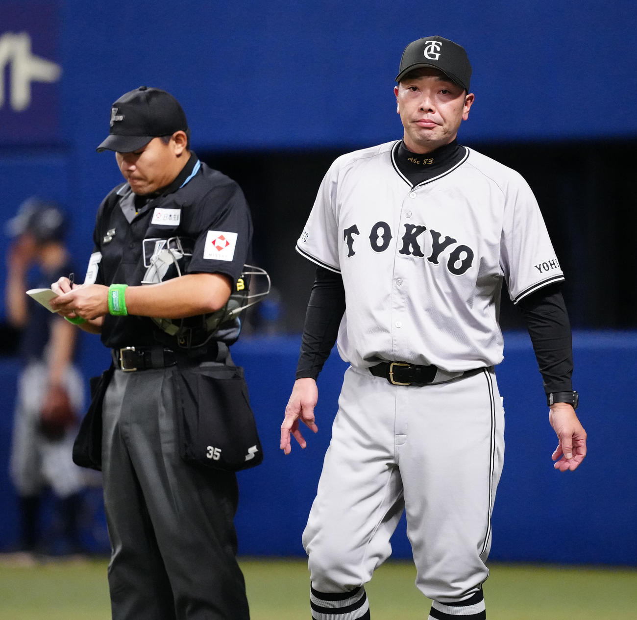 中日対巨人　11回裏開始前、選手交代を告げた巨人阿部監督（右）（撮影・江口和貴）