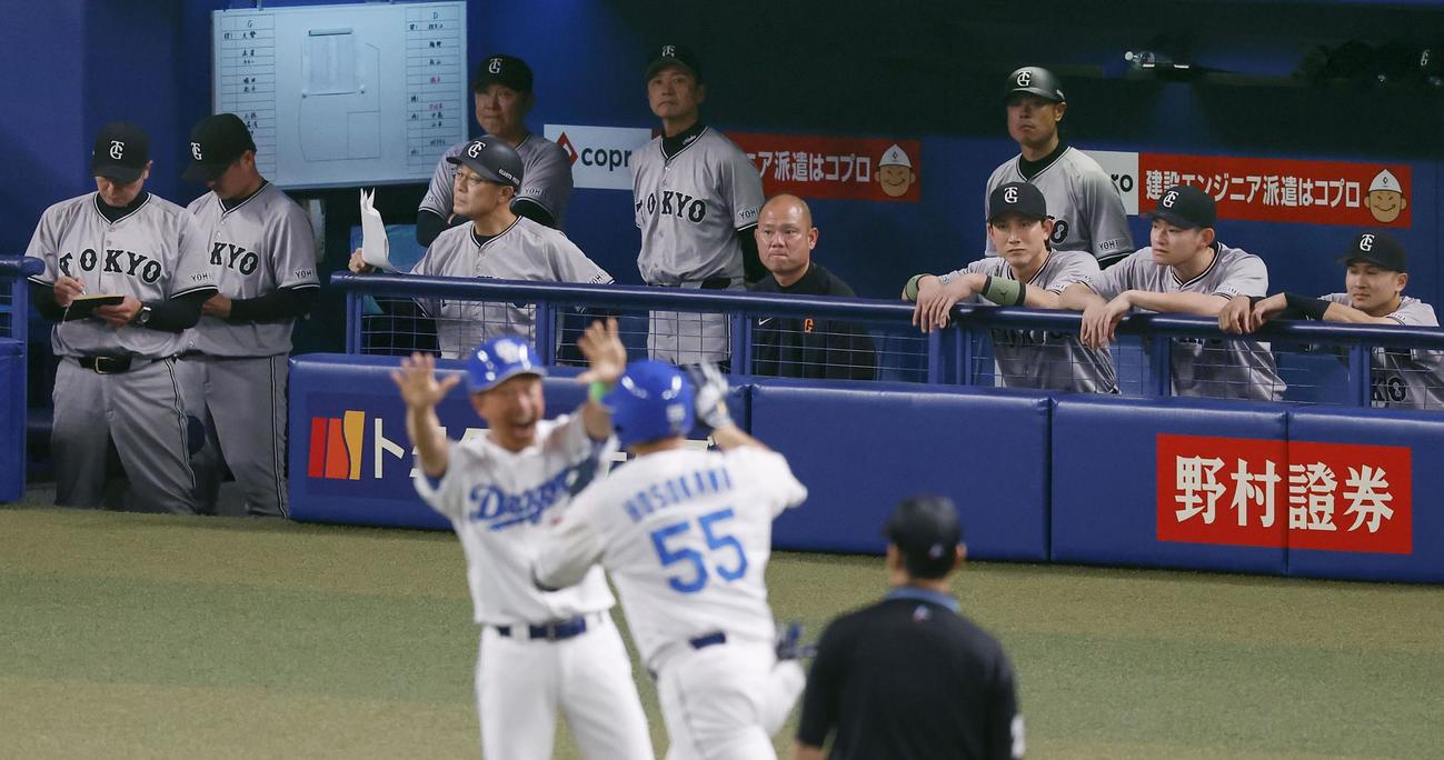 11回、中日・細川（55）にサヨナラ本塁打を浴び、静まりかえる巨人ベンチ＝バンテリンドーム（共同）