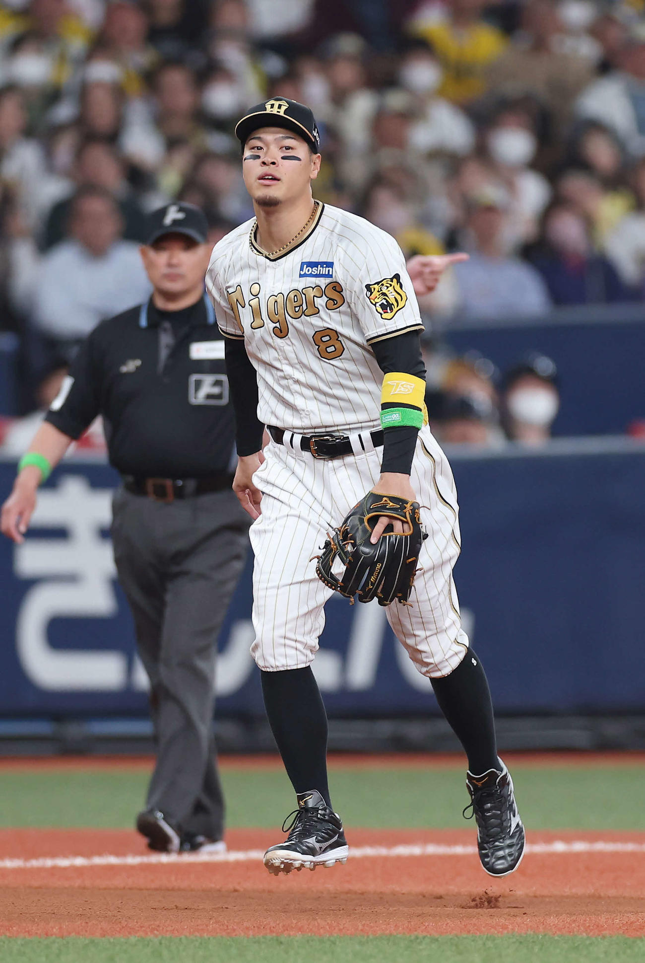 阪神対DeNA 1回表DeNA1死一、三塁、牧の三ゴロをはじき、適時失策となりぼうぜんとする佐藤輝（撮影・前田充）