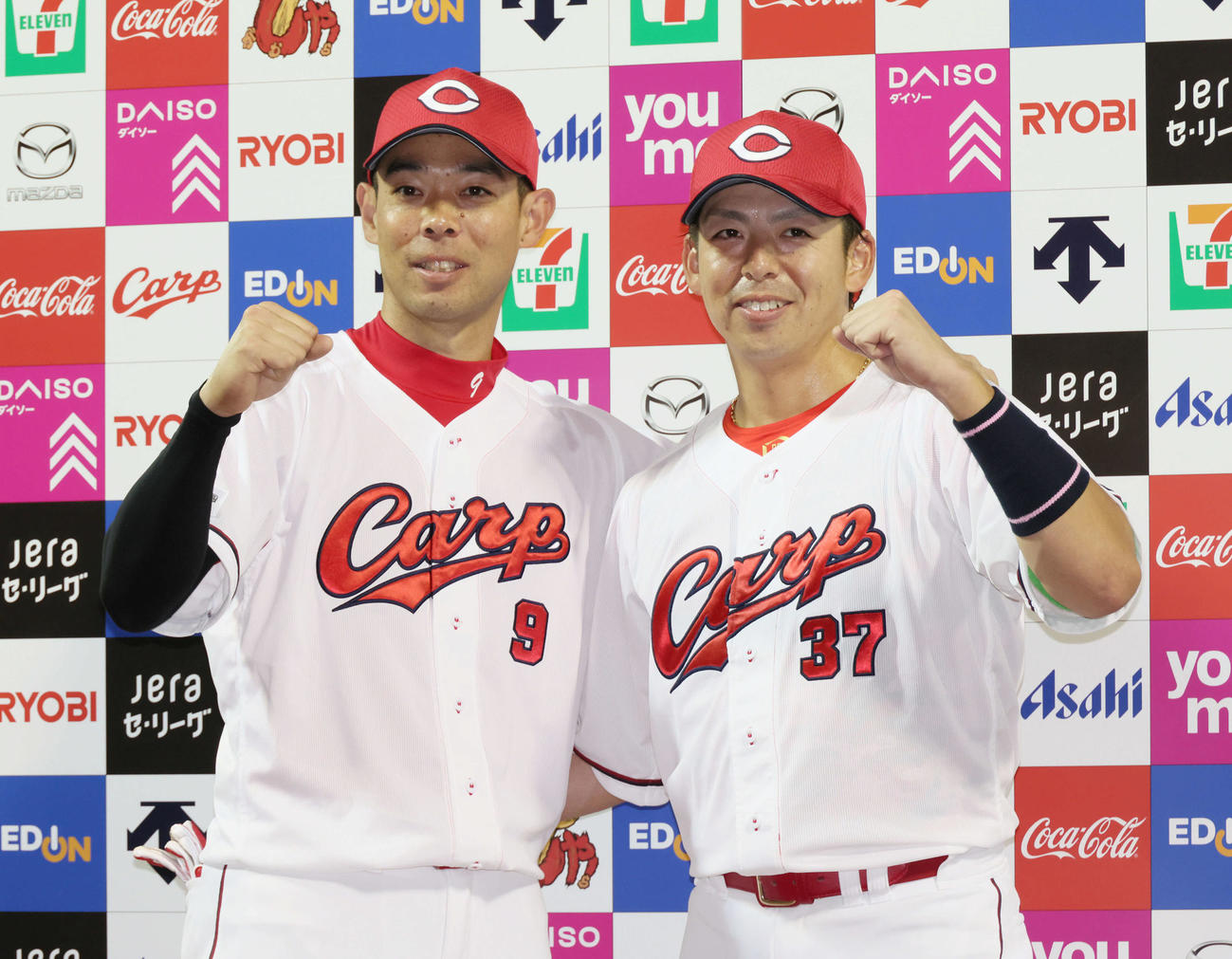 広島対ヤクルト　お立ち台でポーズを決める秋山（左）と野間（撮影・加藤孝規）