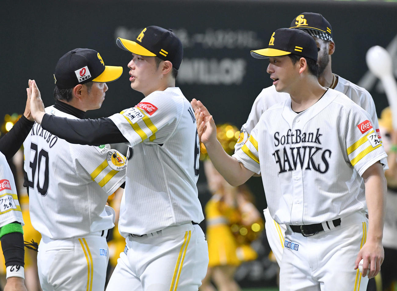 ソフトバンク対ロッテ　ロッテに勝利し、小久保監督（左端）とタッチを交わす大関（右端）（撮影・岩下翔太）