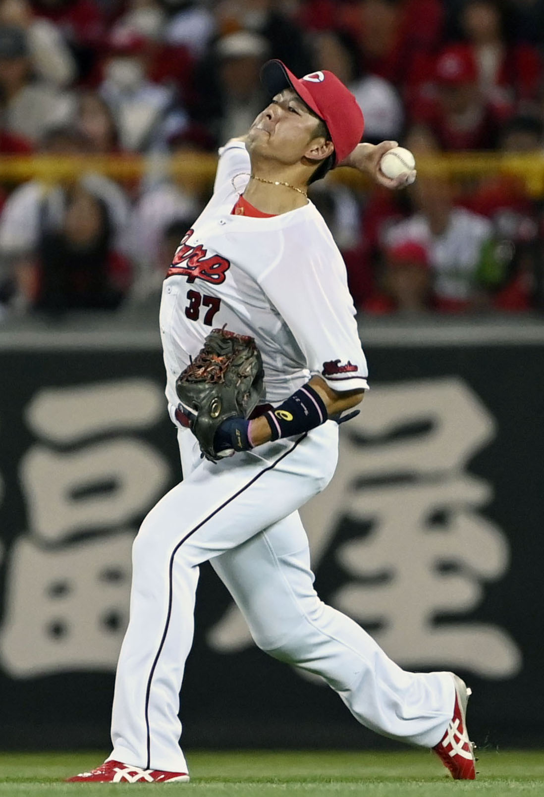 3回ヤクルト1死一、二塁、西川の中前打を本塁へ好返球し、二走の生還を阻止する広島の中堅手野間＝マツダ（共同）