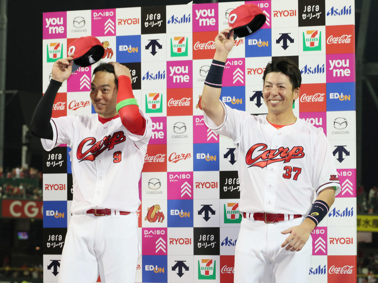 広島対ヤクルト　お立ち台で喜ぶ広島秋山（左）と野間（撮影・加藤孝規）