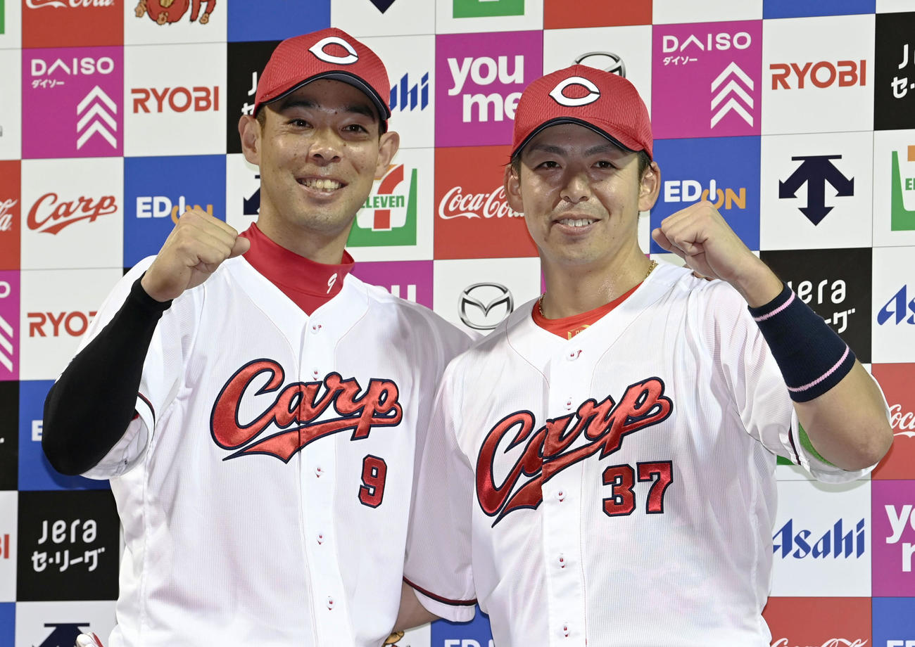 ヤクルトに勝利し、お立ち台でポーズをとる広島の秋山（左）、野間＝マツダ（共同）