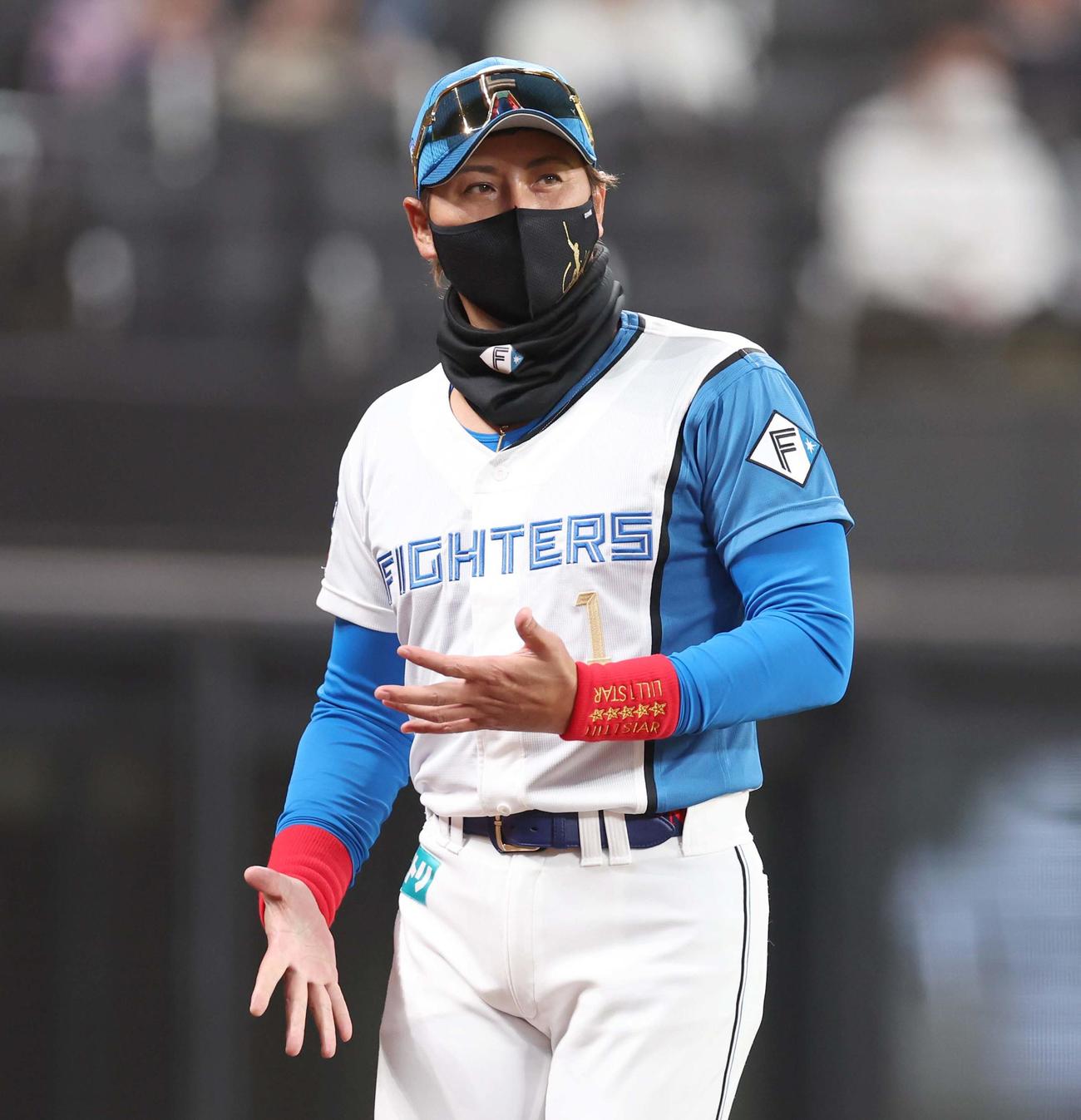 日本ハム対楽天　選手交代を告げる新庄監督（撮影・黒川智章）