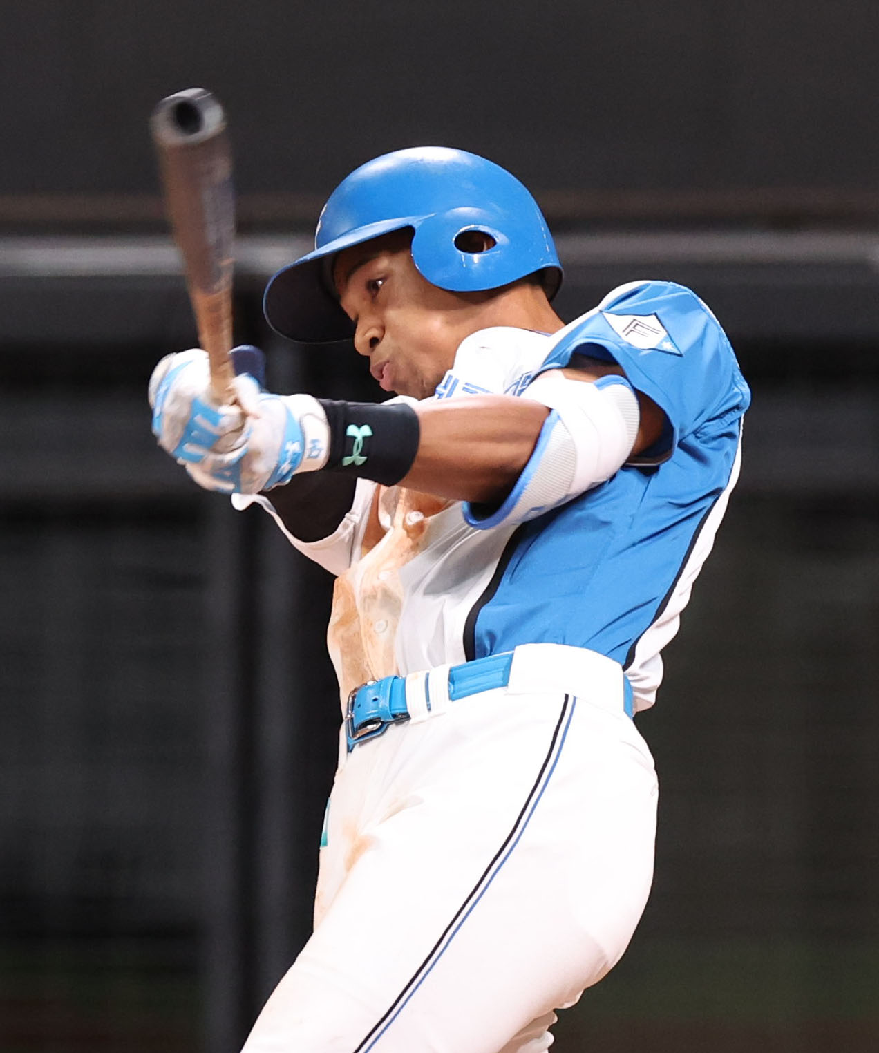 日本ハム対楽天　7回裏日本ハム2死一、二塁、万波は適時二塁打を放つ（撮影・佐藤翔太）