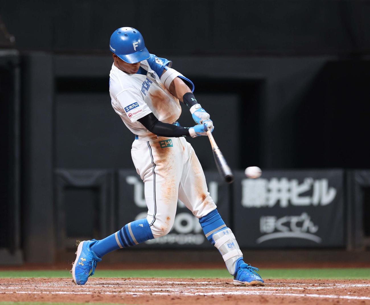 日本ハム対楽天　8回裏日本ハム2死一、二塁、左翼線に適時二塁打を放つ万波（撮影・黒川智章）