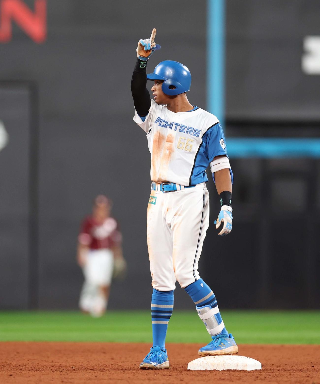 日本ハム対楽天　8回裏日本ハム2死一、二塁、左翼線に適時二塁打を放ちポーズをとる万波（撮影・黒川智章）