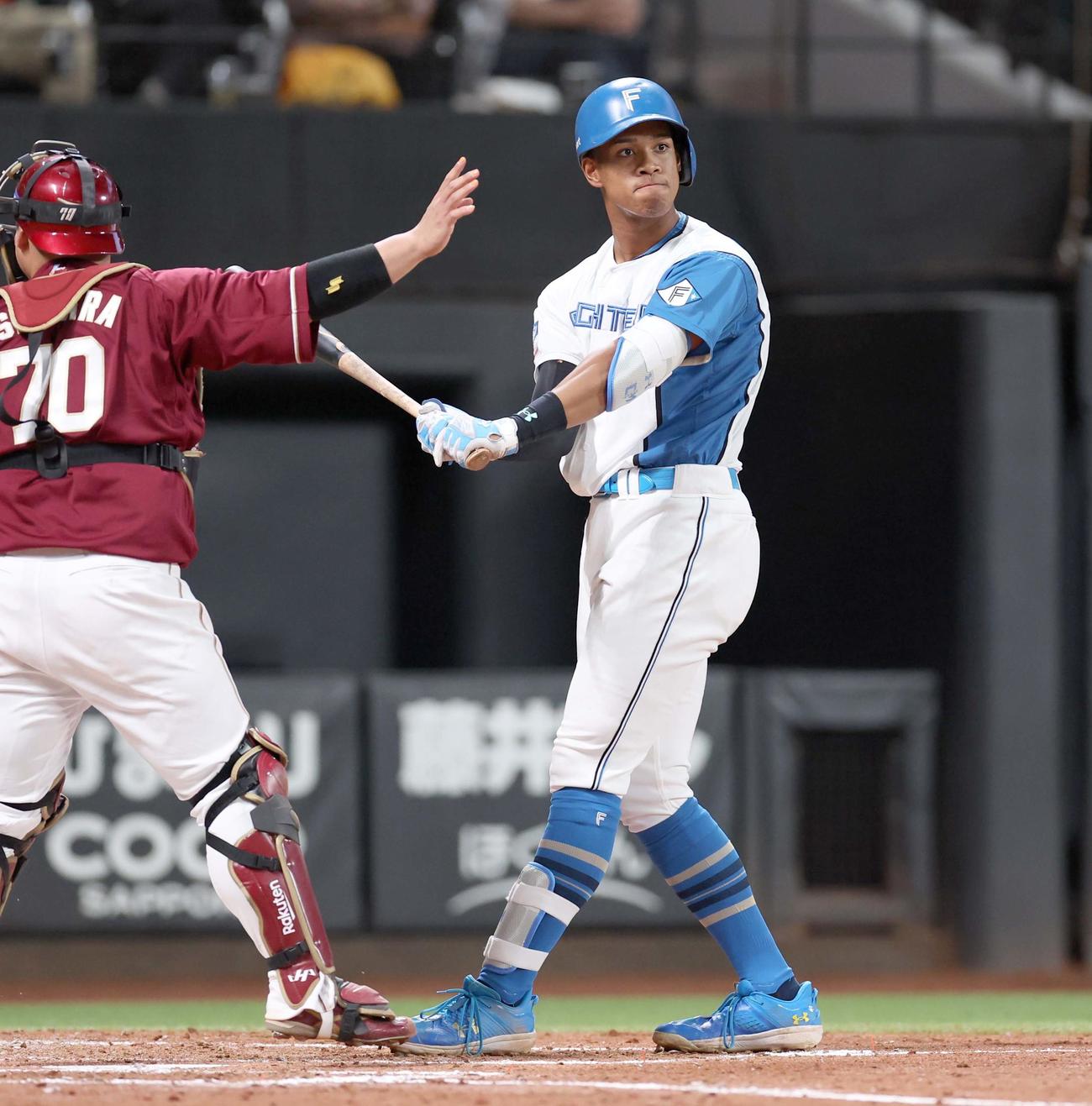 日本ハム対楽天　3回裏日本ハム2死一、二塁、三振に終わる万波（撮影・黒川智章）