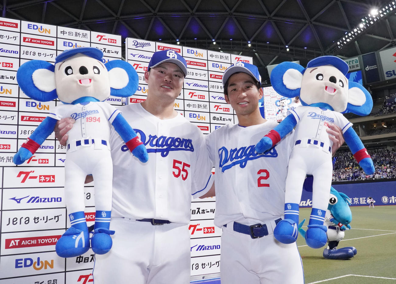 中日対巨人　ヒーローインタビューを終えポーズを決める（左から）細川と田中（撮影・森本幸一）