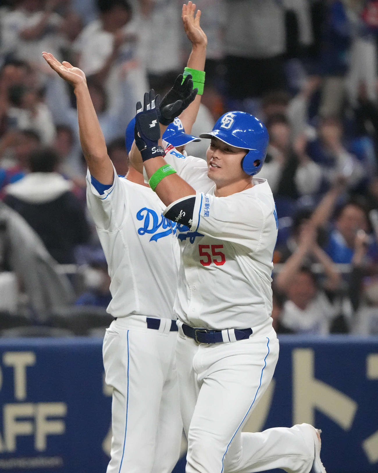 中日対巨人　11回裏中日無死、サヨナラソロ本塁打を放ち大西コーチとタッチを交わす細川（右）（撮影・森本幸一）