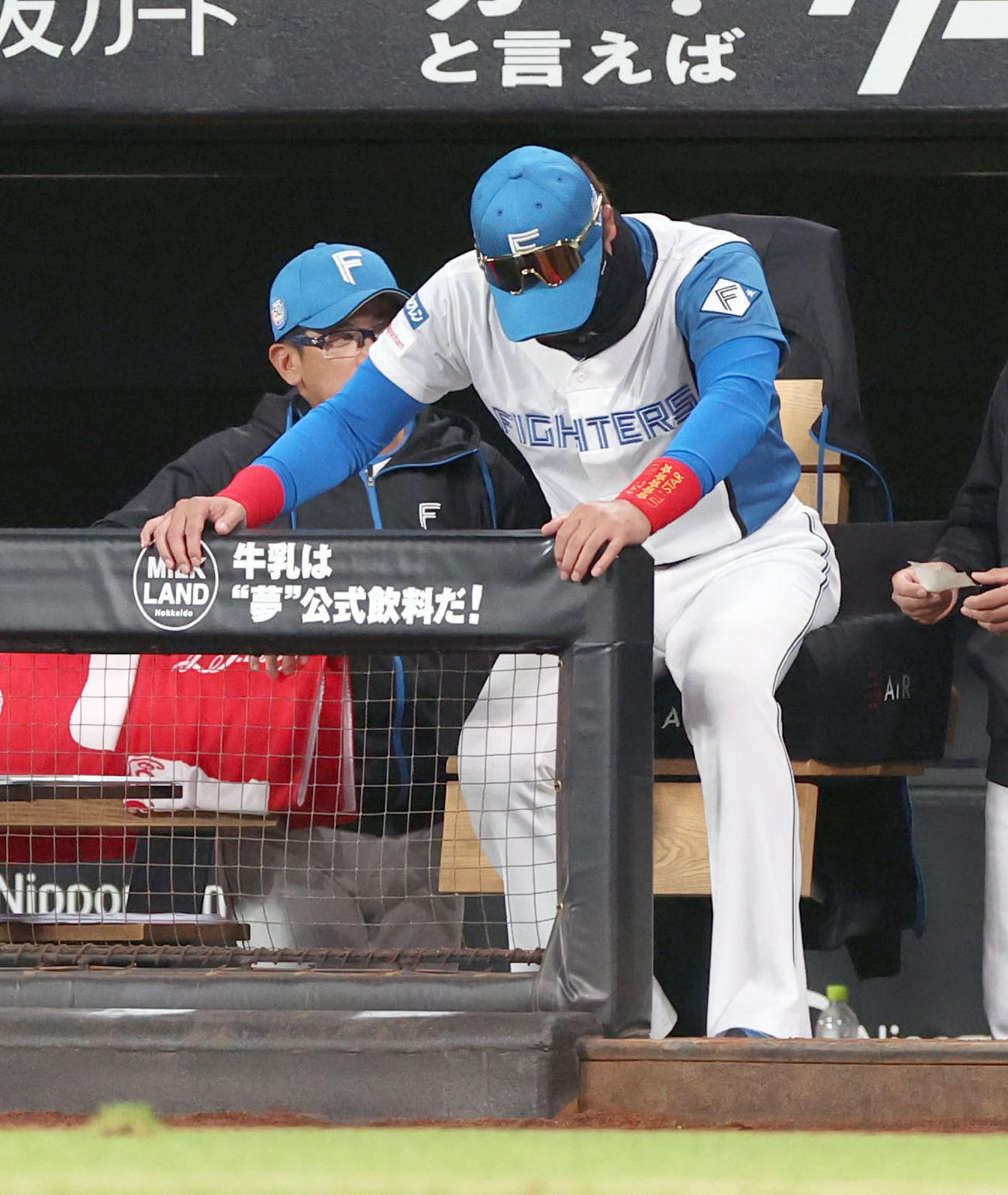 日本ハム対楽天　7回裏日本ハム2死満塁、野村の三ゴロにうつむく新庄監督（撮影・佐藤翔太）