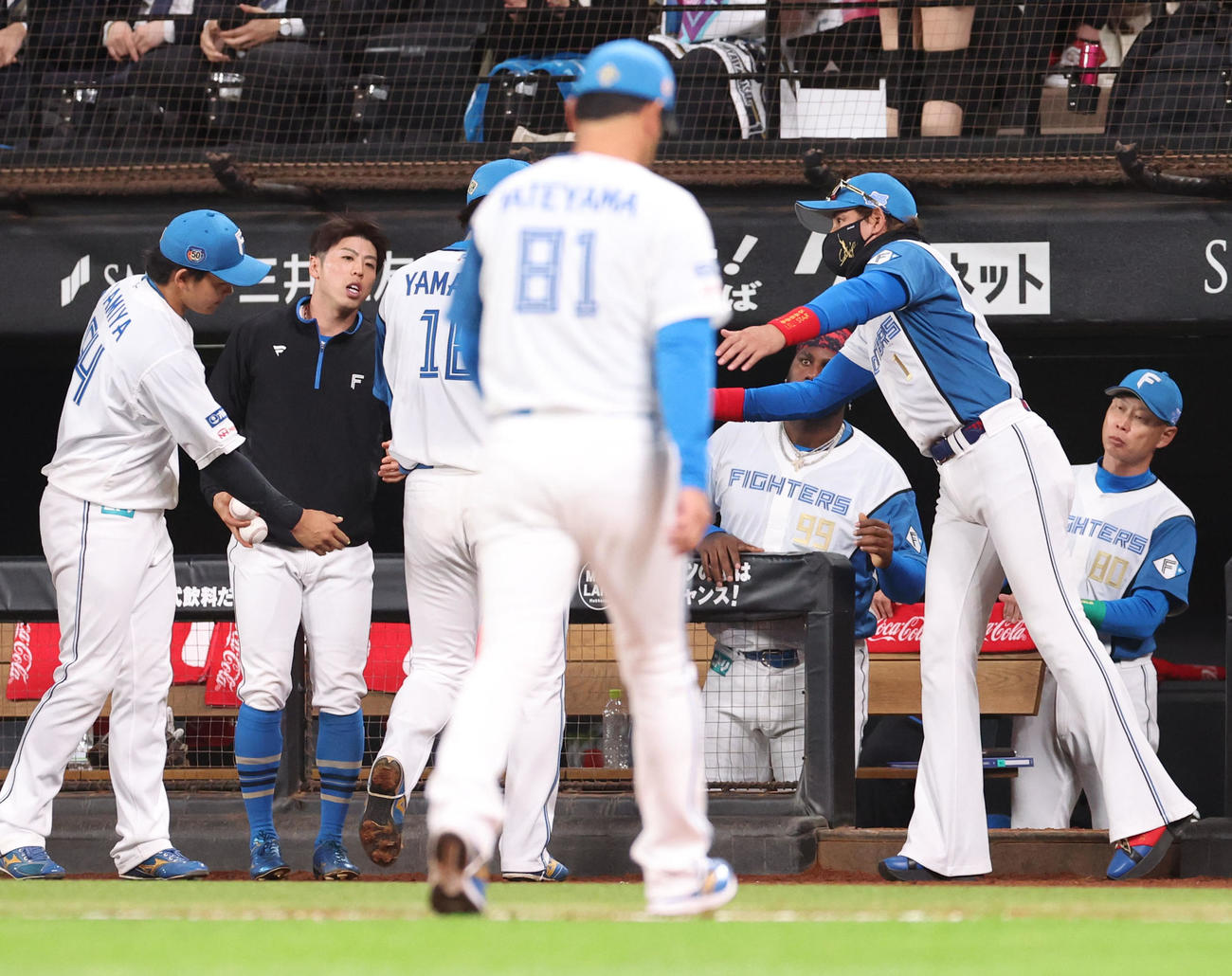 日本ハム対楽天　7回表途中で交代を告げた山崎を出迎える新庄監督（右）（撮影・佐藤翔太）