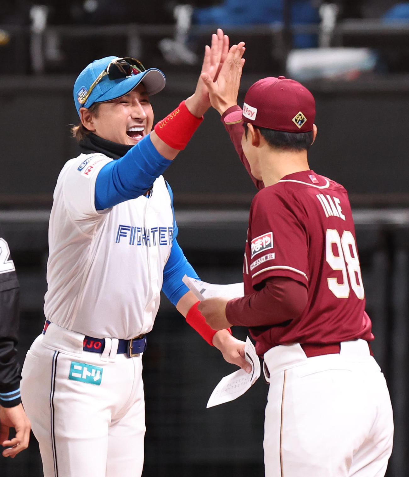 日本ハム対楽天　試合前、メンバー表を交換しハイタッチをする日本ハム新庄監督（左）と楽天今江監督（撮影・佐藤翔太）