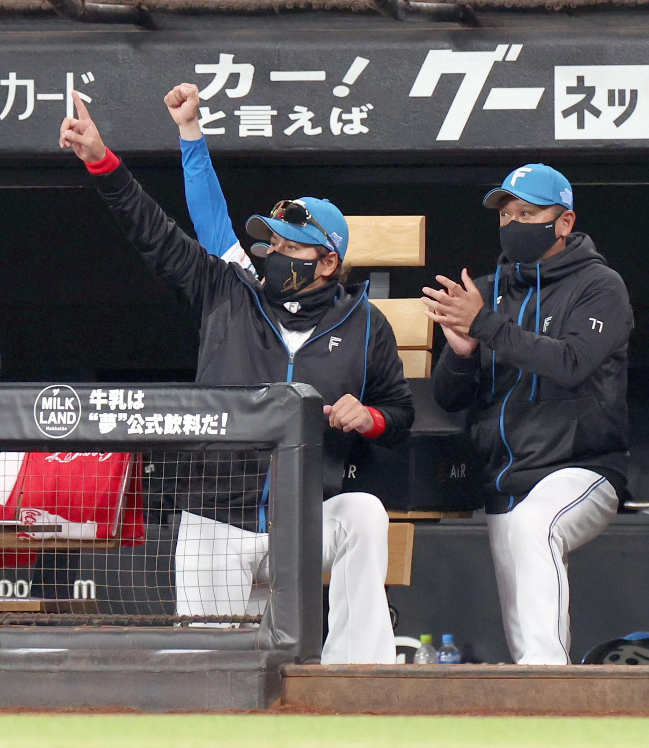 日本ハム対楽天　6回裏日本ハム1死一、二塁、マルティネスの左前適時打に喜ぶ新庄監督（撮影・佐藤翔太）