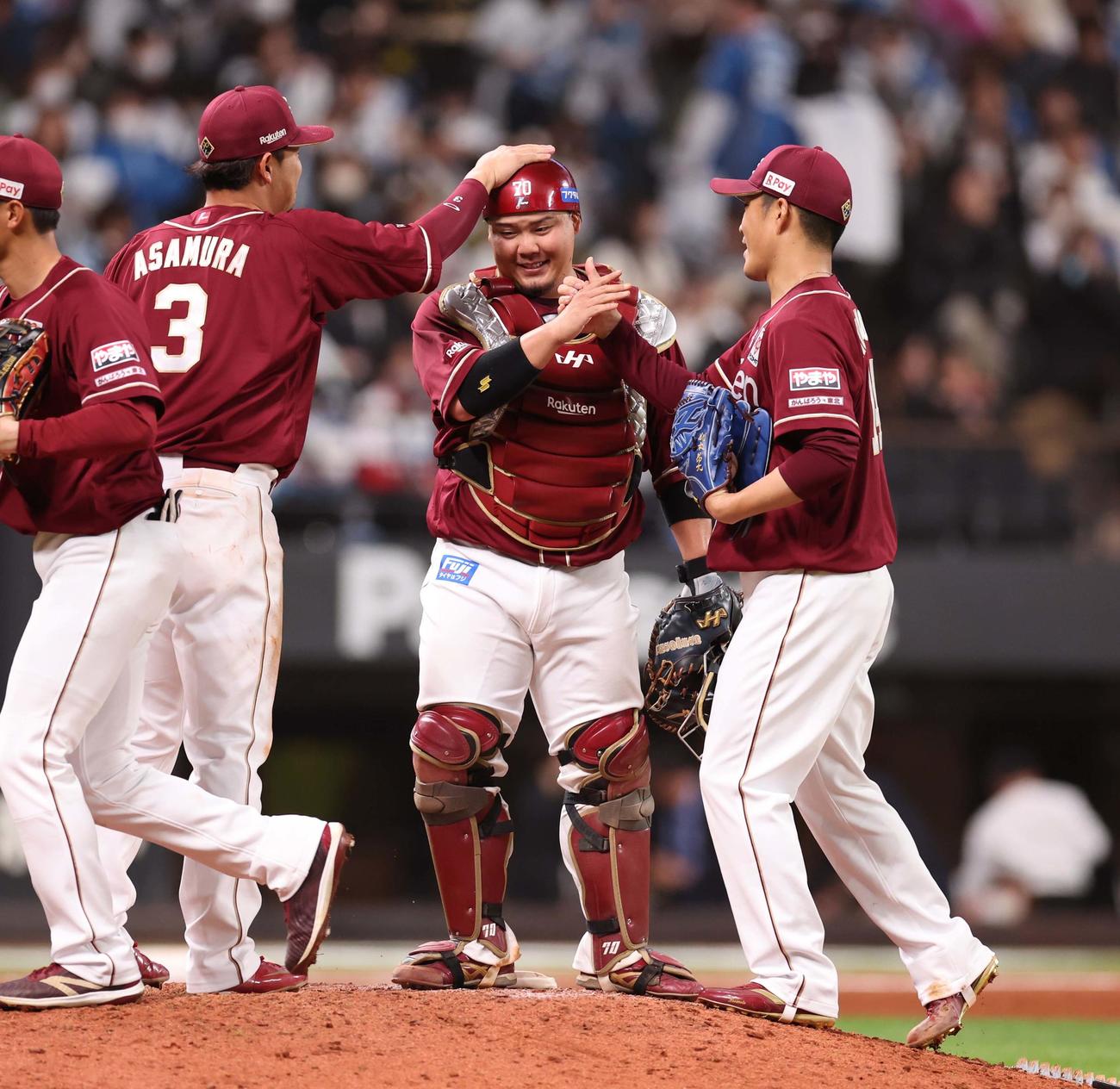 日本ハム対楽天　本塁打を放ち勝利に貢献した楽天石原（中央）は浅村（左）則本とタッチを交わす（撮影・黒川智章）