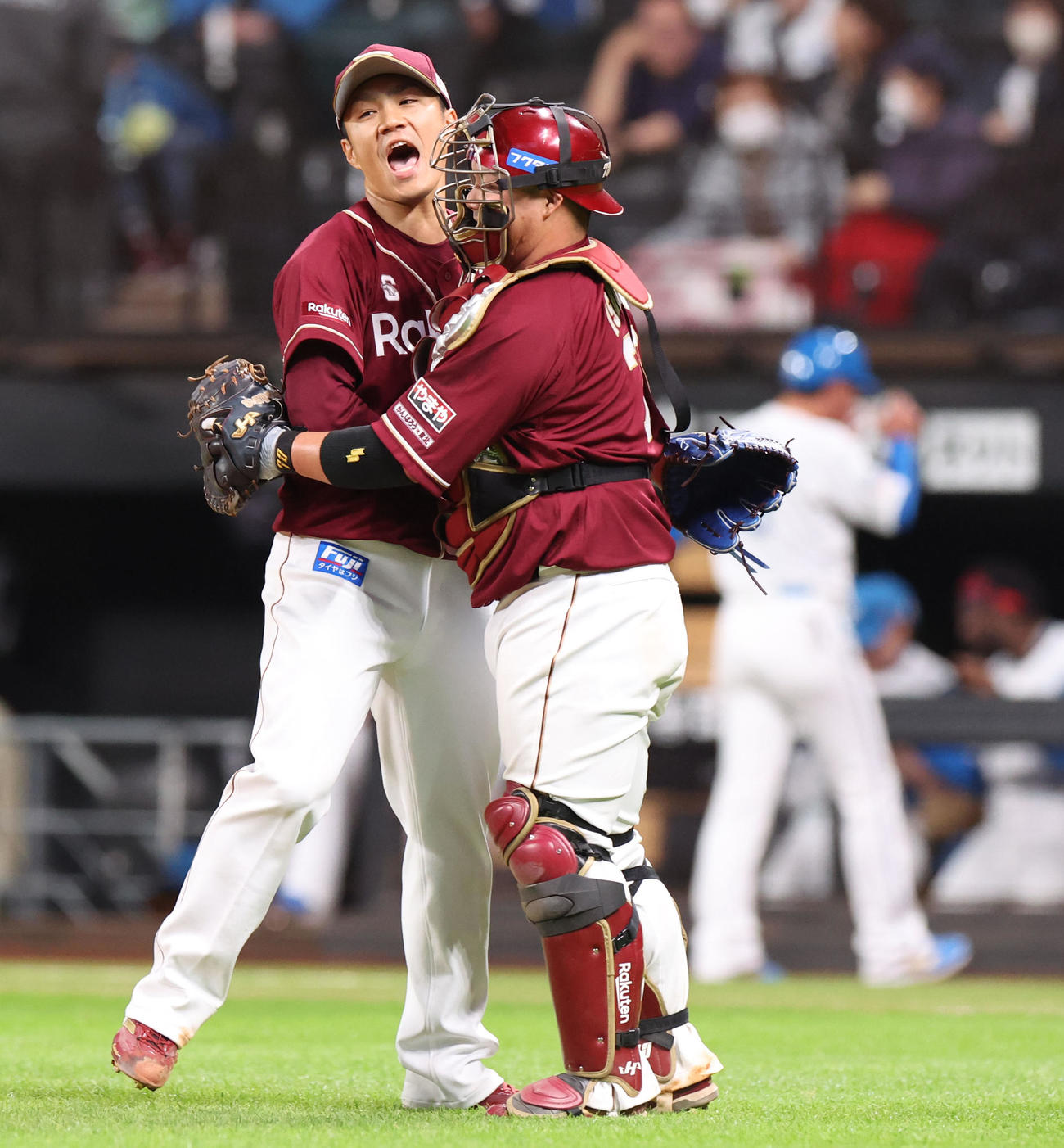 日本ハム対楽天　9回裏日本ハム2死、万波を右飛に仕留め抱き合って喜び合う則本（左）と石原（撮影・佐藤翔太）