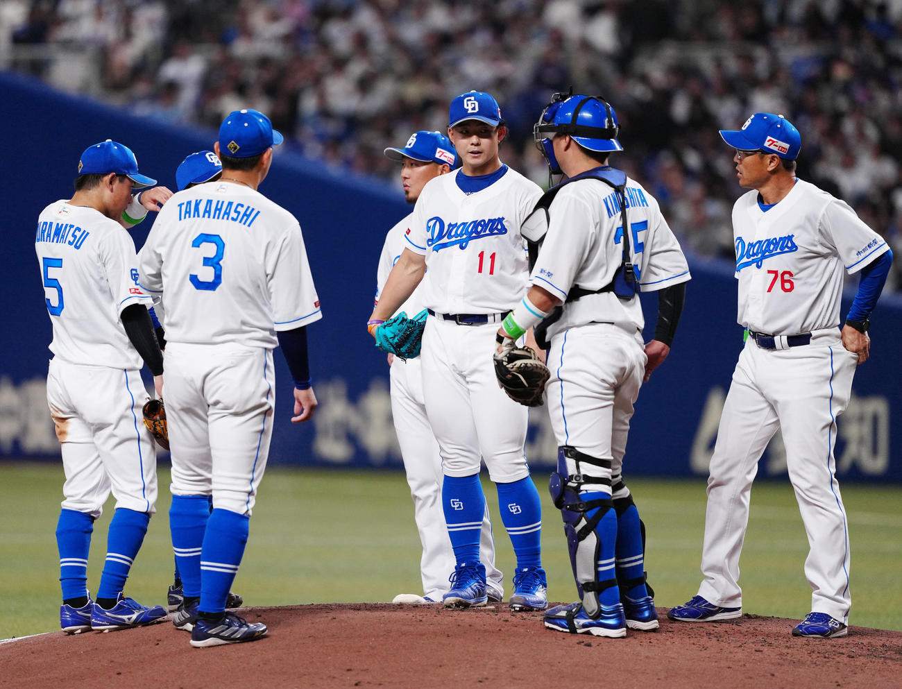 中日対巨人　4回表巨人2死一、二塁、山崎伊に適時打を浴びマウンドで激励を受ける小笠原（中央）（撮影・江口和貴）