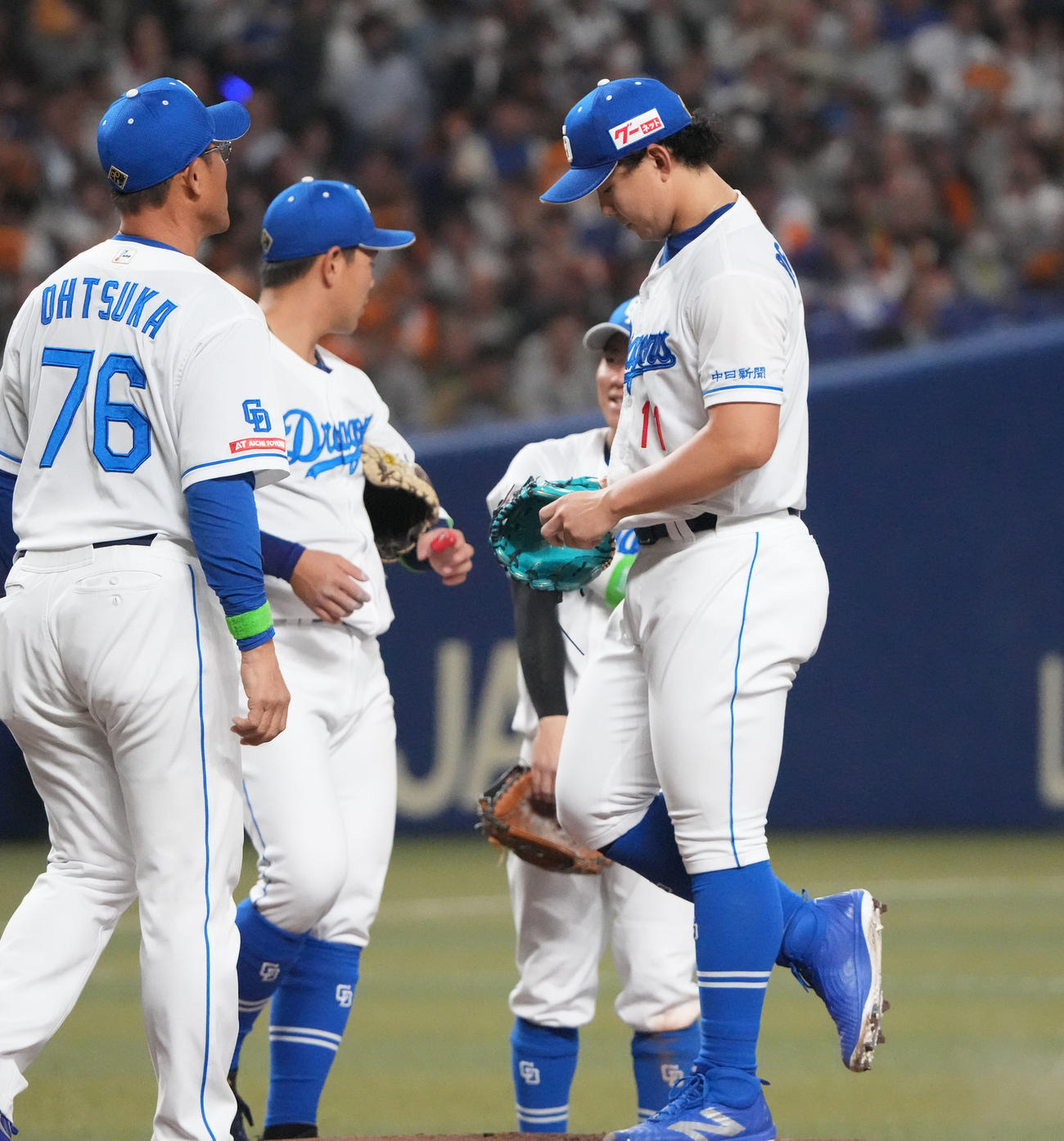 中日対巨人　4回表巨人2死一、二塁、山崎に左前適時打を打たれた小笠原（右）（撮影・森本幸一）