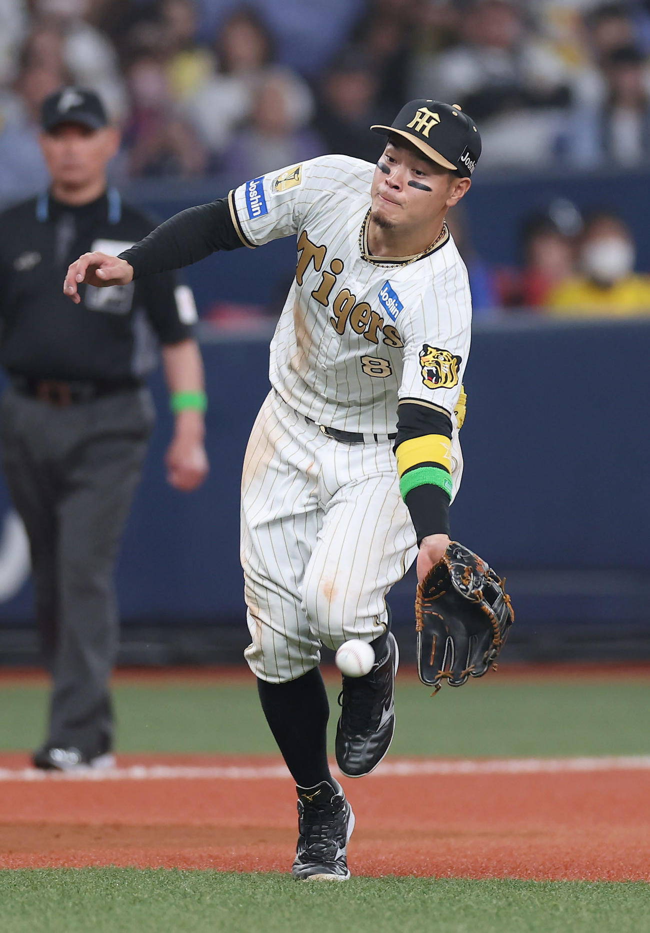 阪神対DeNA 7回表DeNA2死、宮崎の打球にグラブを伸ばすも捕球できず、内野安打とされる三塁手佐藤輝（撮影・前田充）
