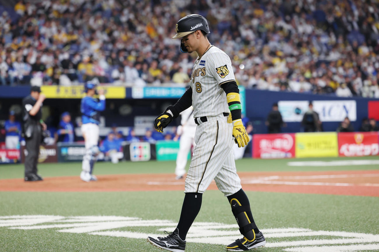 阪神対DeNA 9回裏阪神無死、左飛に倒れベンチへ戻る佐藤輝（撮影・前田充）
