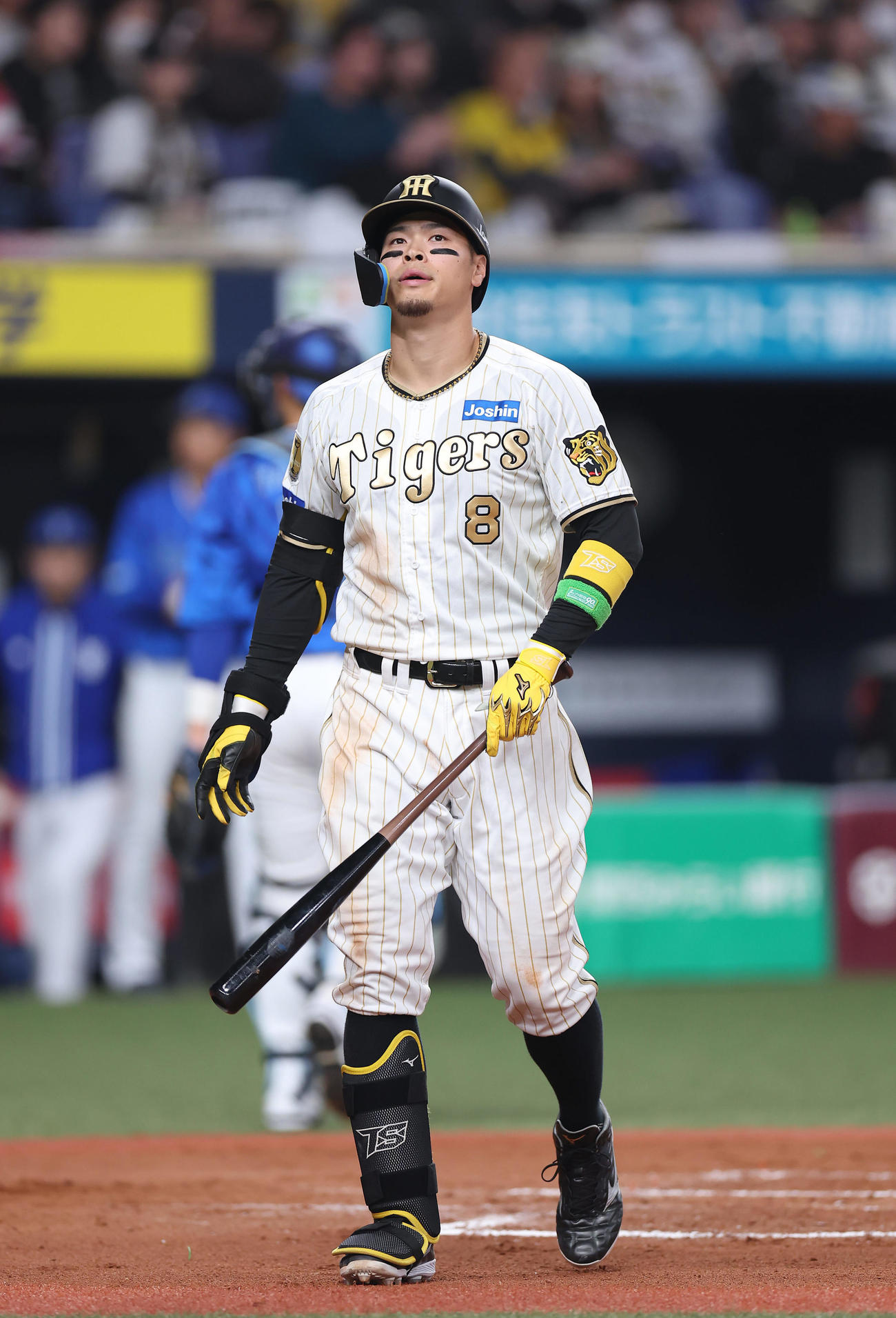 阪神対DeNA 6回裏阪神2死二塁、空振り三振に倒れる佐藤輝（撮影・前田充）
