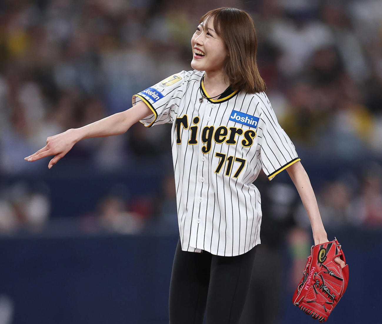 阪神対DeNA　始球式を務める女子マラソンの前田穂南（撮影・前田充）
