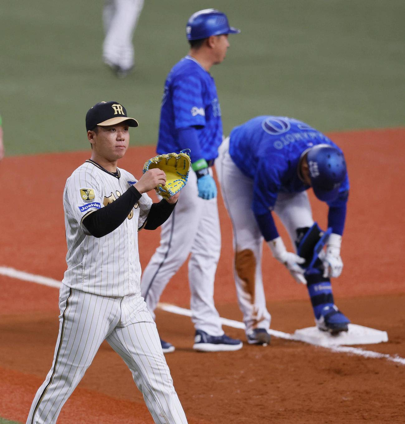 阪神対DeNA 1回表DeNA2死満塁、山本（奥右）に右越えの走者一掃の三塁打を許した村上（撮影・藤尾明華）