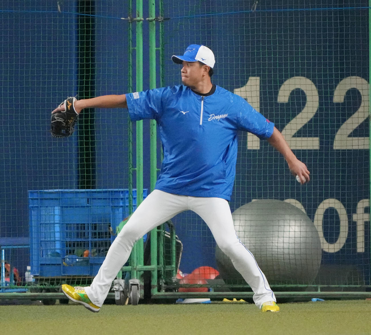 2日、試合前にキャッチボールをする大野（撮影・森本幸一）