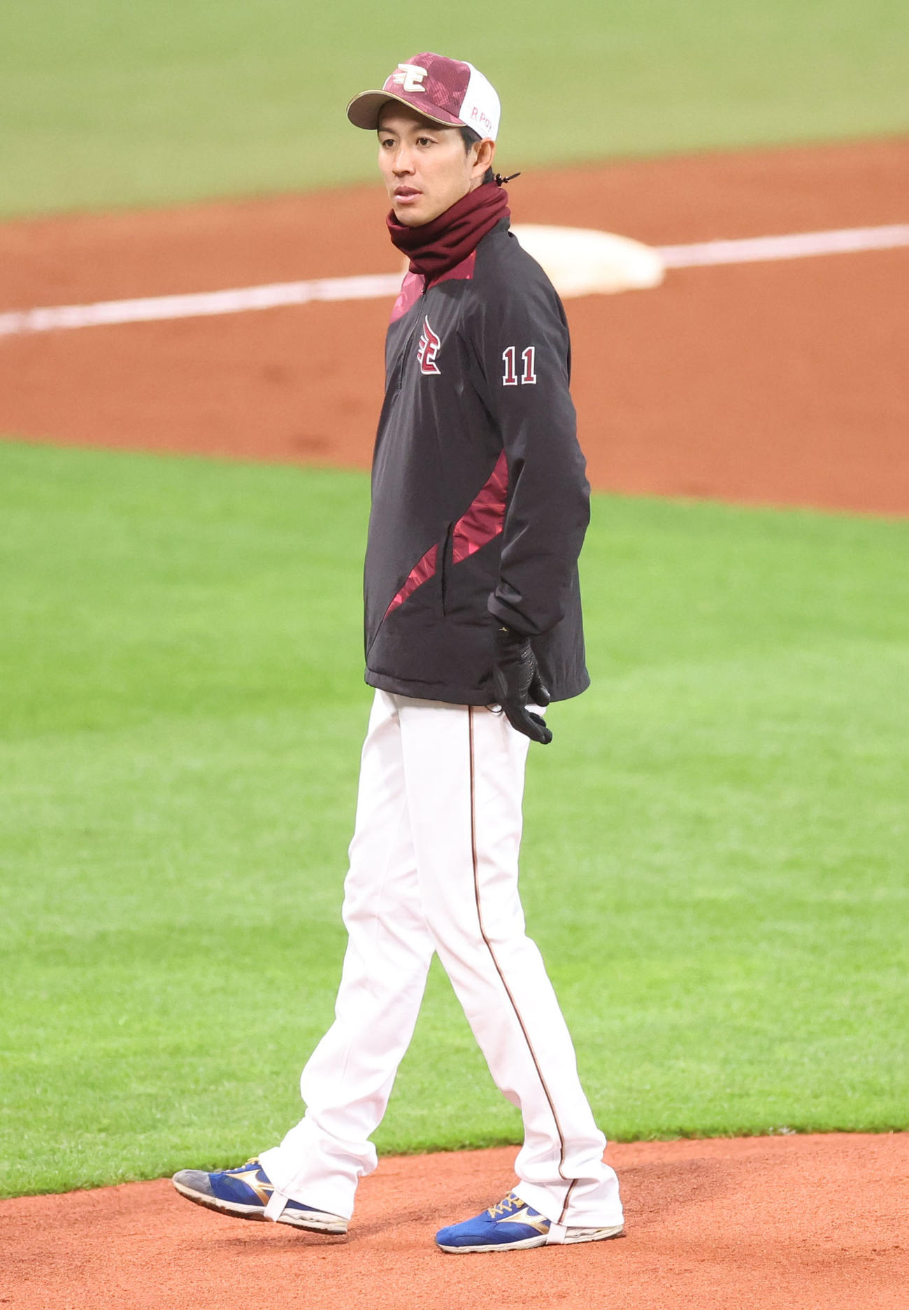 2日、試合前にマウンドチェックをする楽天岸（撮影・佐藤翔太）