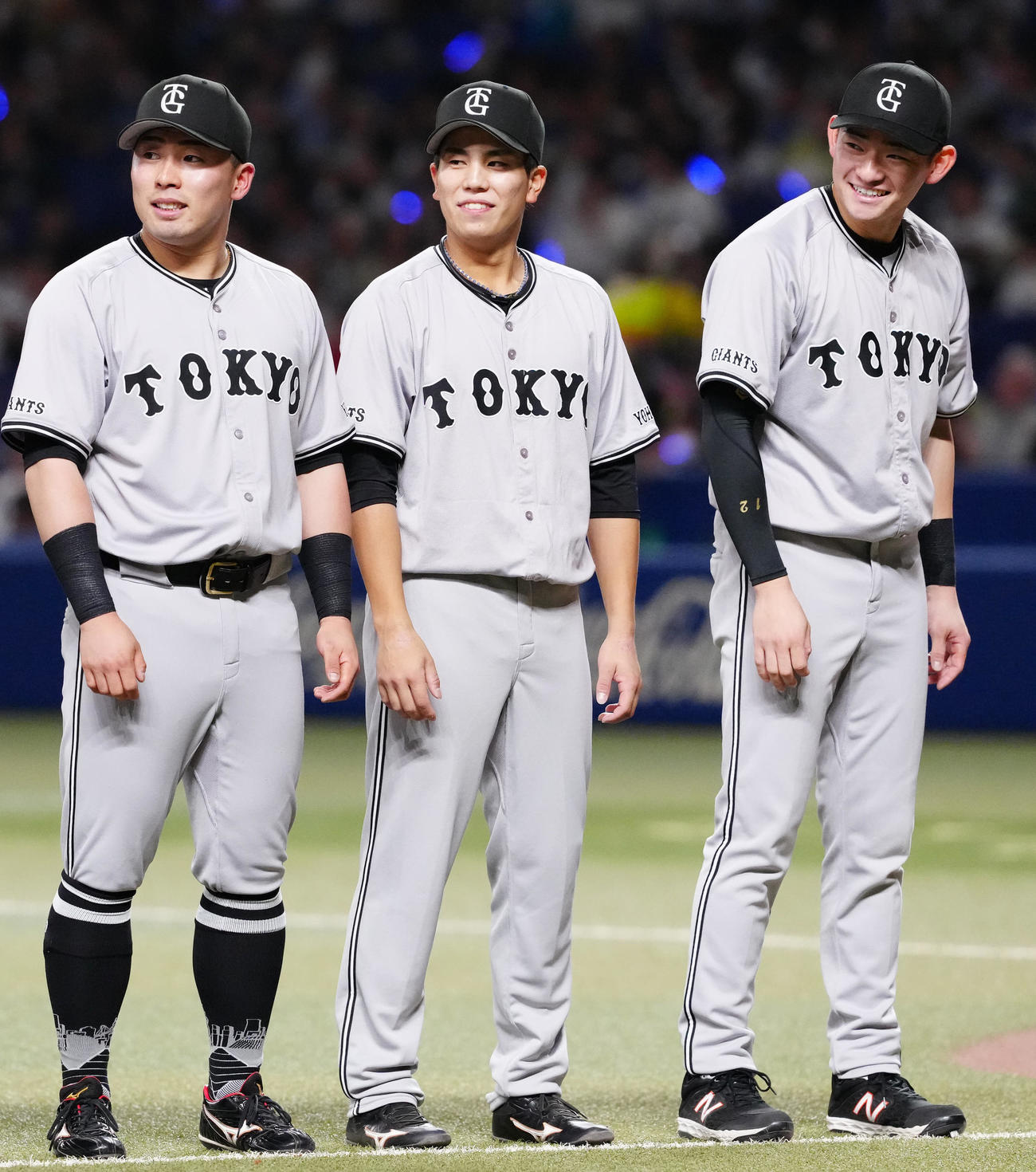 中日対巨人　試合前のセレモニーに臨む巨人の選手たち。左から浅野、門脇、萩尾（撮影・江口和貴）