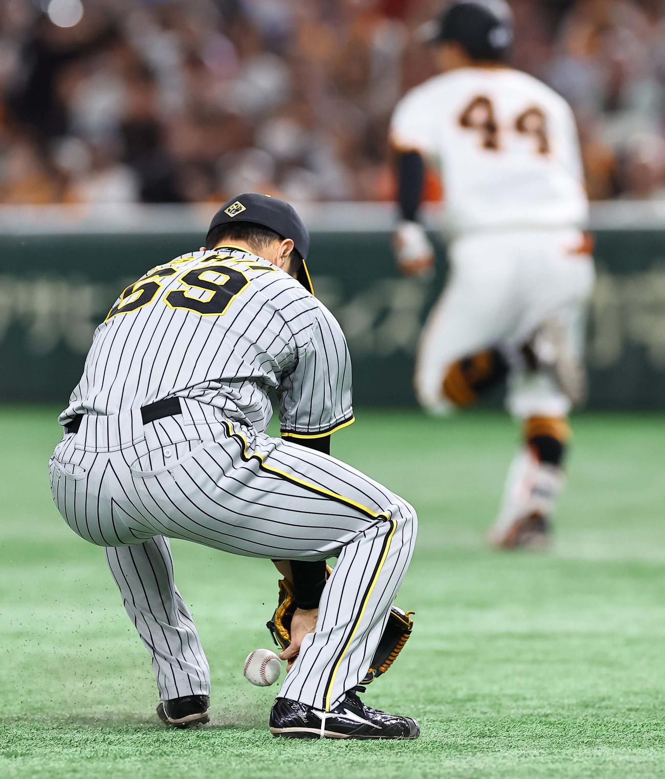 巨人対阪神　7回裏巨人無死二塁、石井は佐々木のバントをお手玉し出塁を許す（2024年3月撮影）