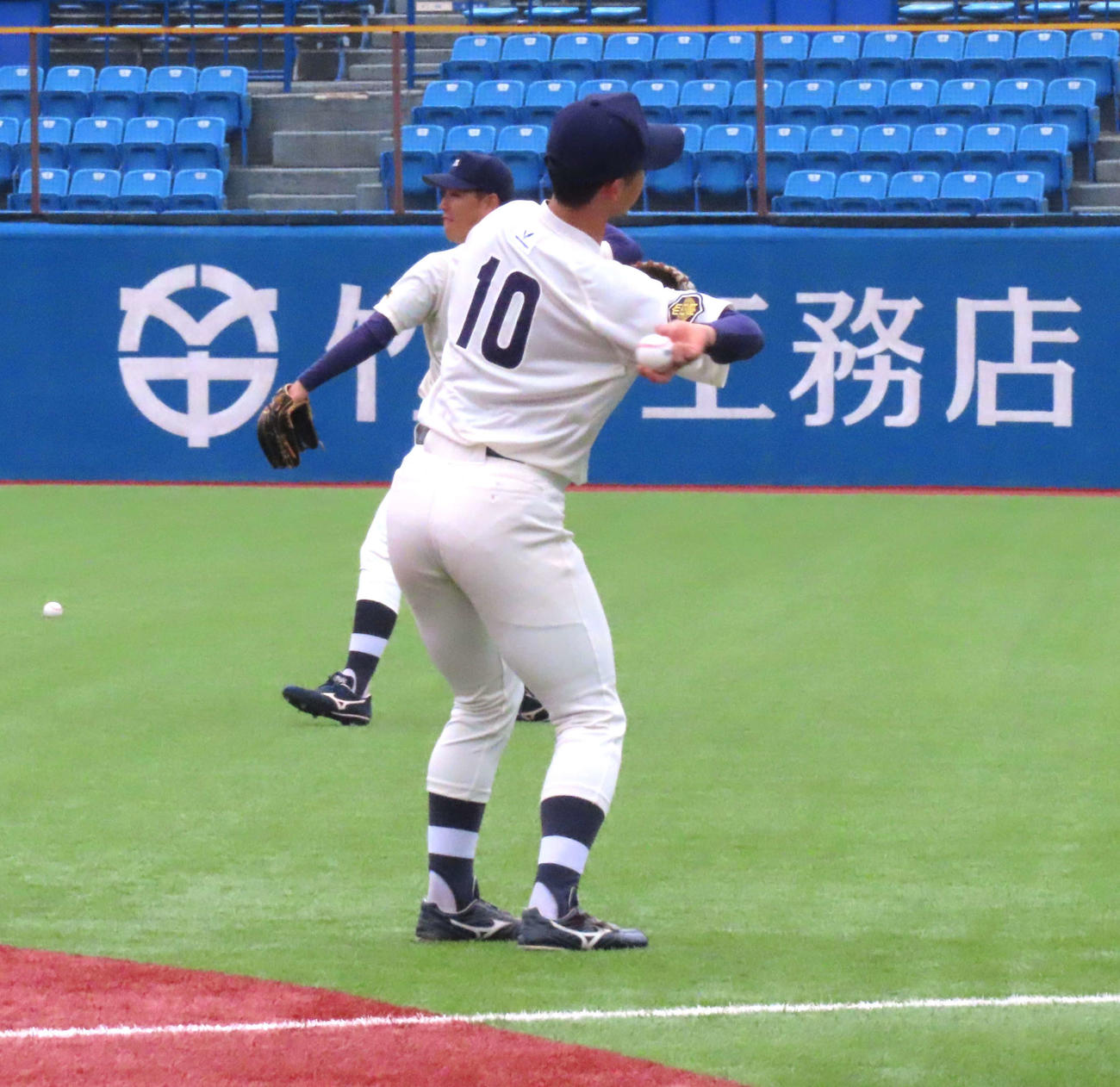 明大対日立製作所　試合前にキャッチボールを行う明大・宗山（撮影・黒須亮）