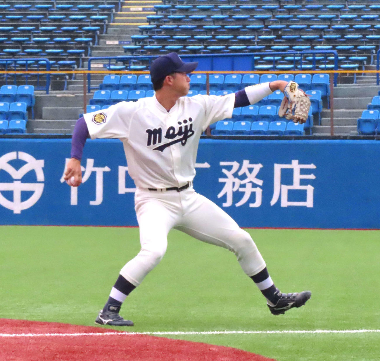 明大対日立製作所　試合前にキャッチボールを行う明大・宗山（（撮影・黒須亮）