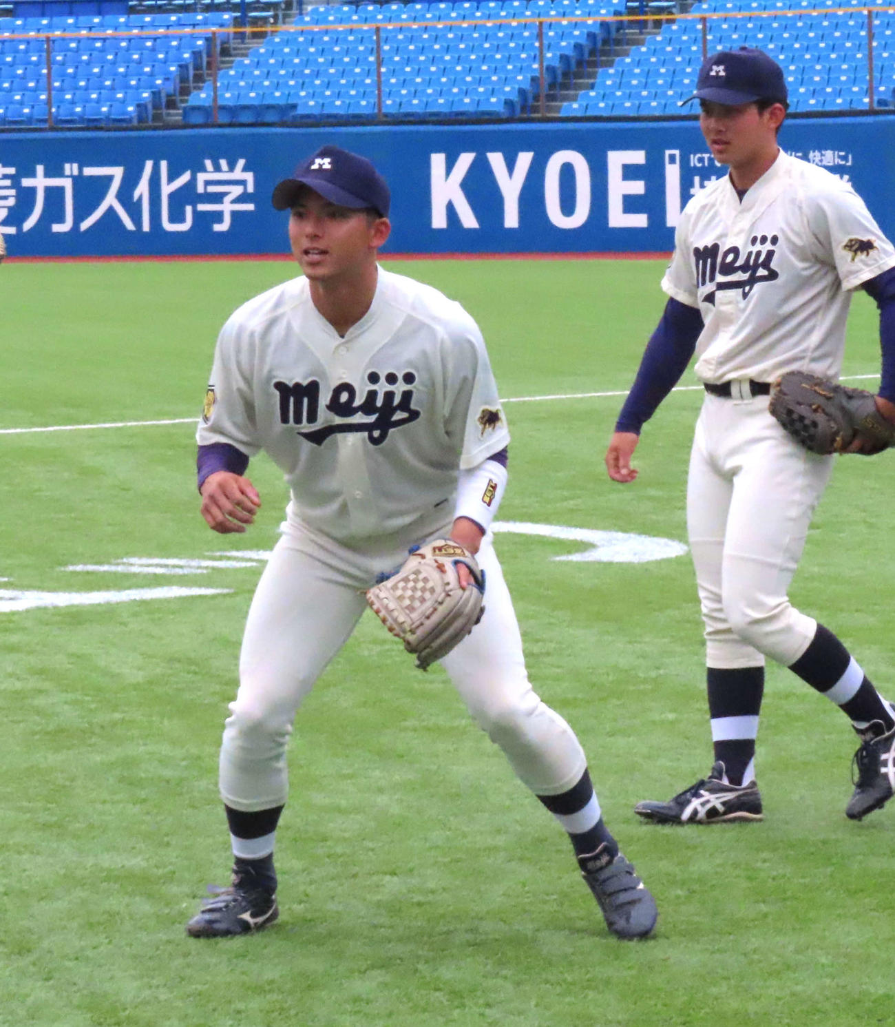 明大対日立製作所　試合前にベンチ前でノックを受ける明大・宗山（撮影・黒須亮）