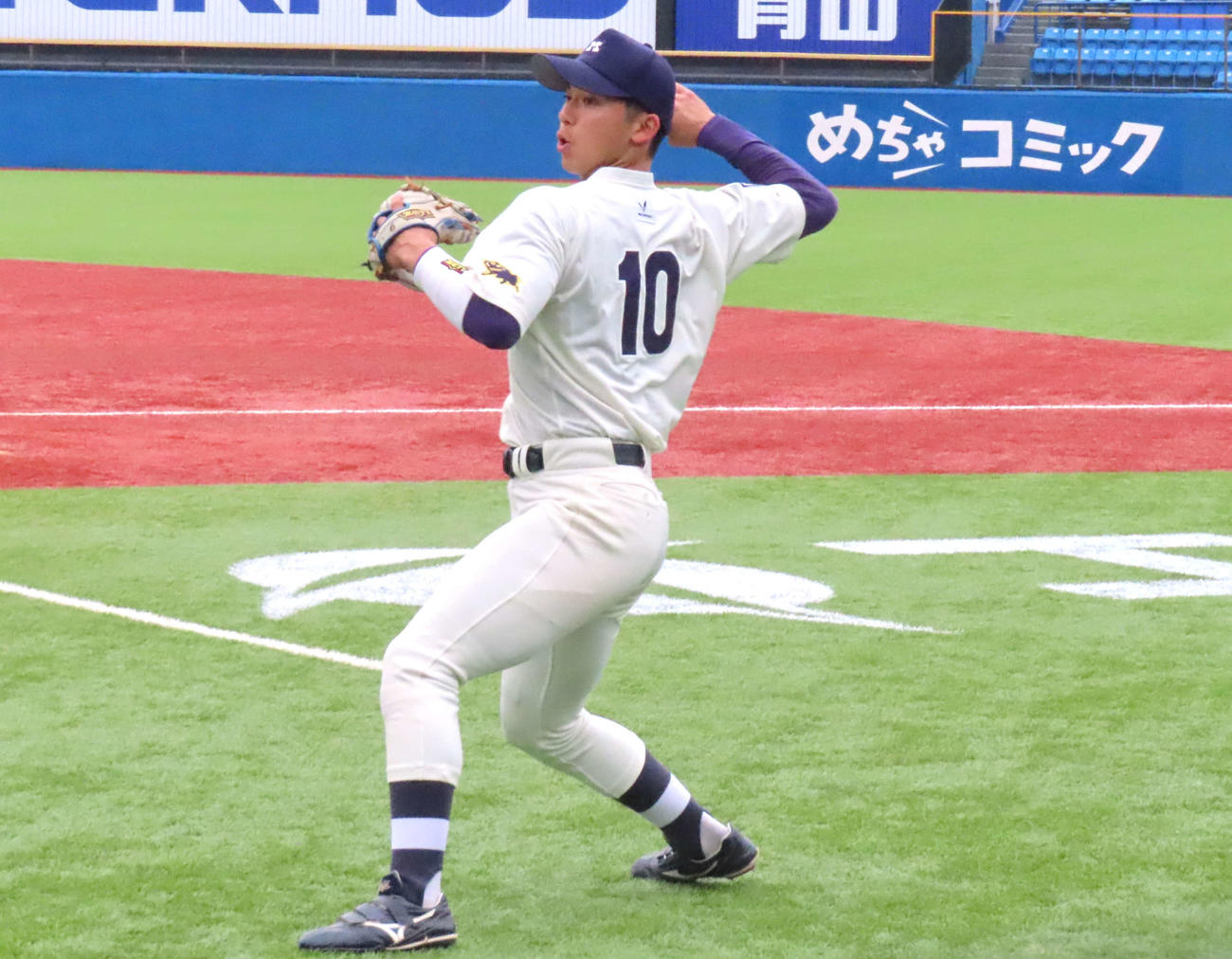明大対日立製作所　試合前にベンチ前でノックを受ける明大・宗山（撮影・黒須亮）